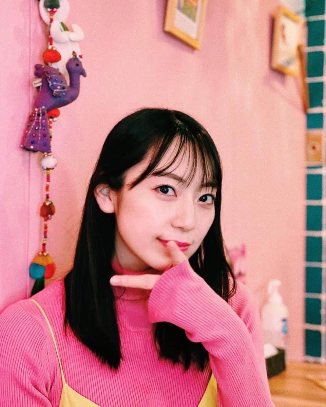 松井咲子のインスタグラム：「雨の日もご機嫌に過ごせるカラフルコーデ  #カラフルコーデ #彩度高め #ご機嫌ですね」