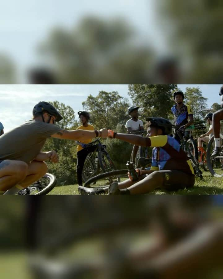 Shimanoのインスタグラム：「In the heart of Virginia, the @richmondcyclingcorps (RCC) is hard at work connecting with local youth and helping them discover the power of cycling. Forming new bonds and building a stronger cycling community in Richmond, the RCC is helping create a better future, one sweet jump at a time. Visit the link in our bio to watch the latest SHIMANO Originals film, Can’t Stop, Won’t Stop. #ShimanoMTB」