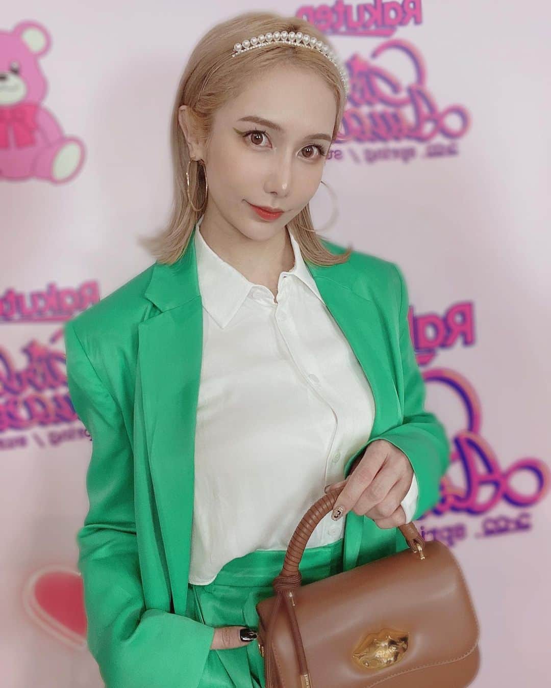 のインスタグラム：「GirlsAward💖 いつもと違ったカッコいいヘラヘラで登場した後、平フラと合流した途端に素に戻った🙄笑  今年は沢山ファッションコレクションに呼んでもらえて嬉しい🥺 みんなのおかげだよ〜！！！ #girlsaward」