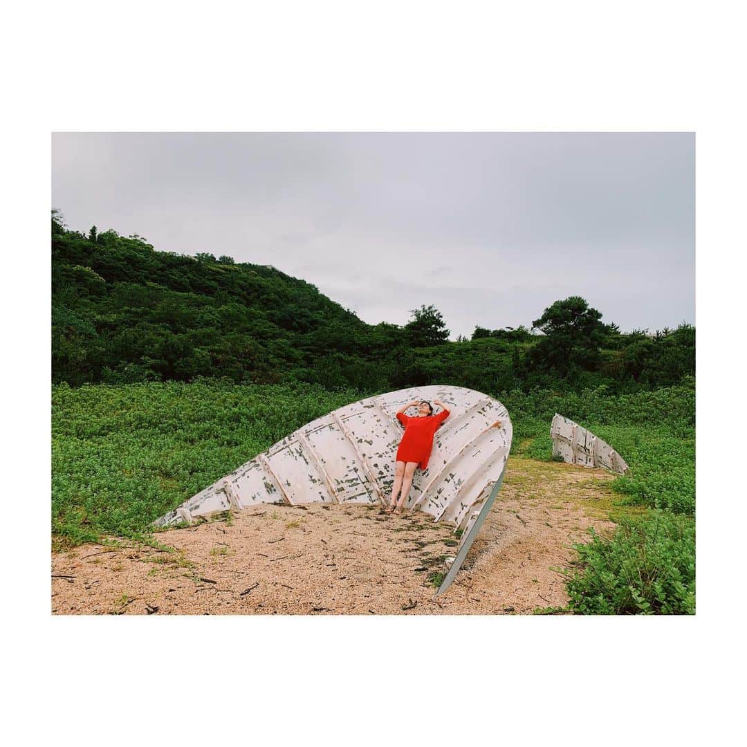 中井ノエミのインスタグラム：「🐚courbes, herbes hautes, le sel dans l’air🐚 . . .  #lensbible #roamtheplanet #stayandwander #voyaged #landscape #wanderlust #hellofrom #artofvisuals #japan #asia #wanderlust #instagramjapan #team_jp_ #nomad #japan #folksouls #nippon #artofvisuals #night #thenightisyoung #electric #endlessnights #youth #red #architecture #museum #beton #brut #brutalism #beach #island #naoshima」