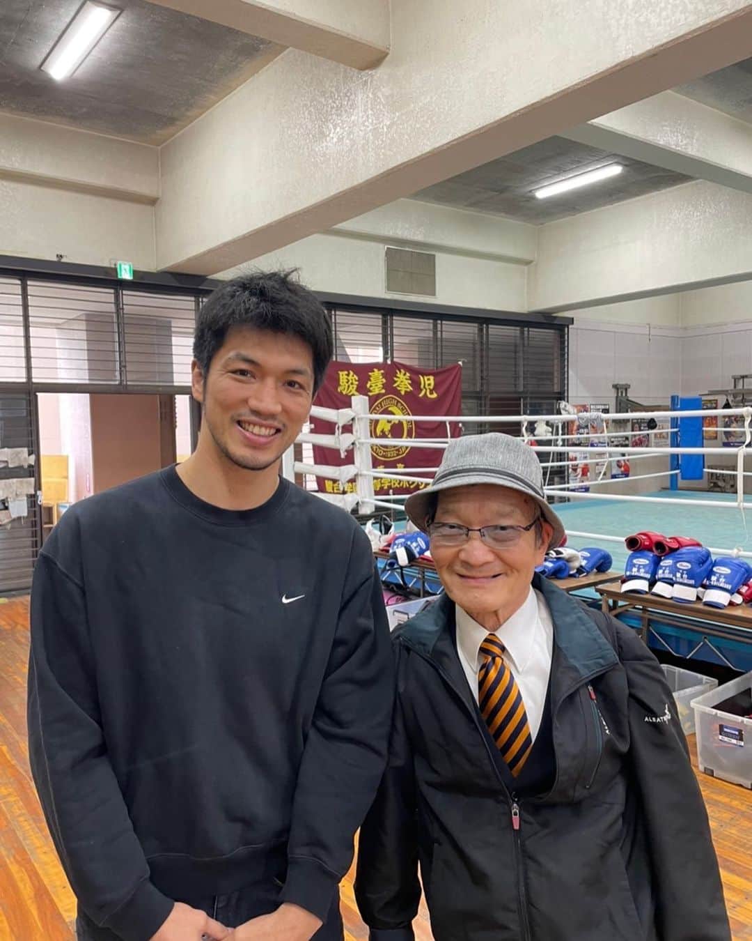 村田諒太のインスタグラム：「駿台に見学へ  アマチュアボクシング界のレジェンドで名伯楽の木下先生と写真撮ってもらいました  みんな良い練習してたなあ」