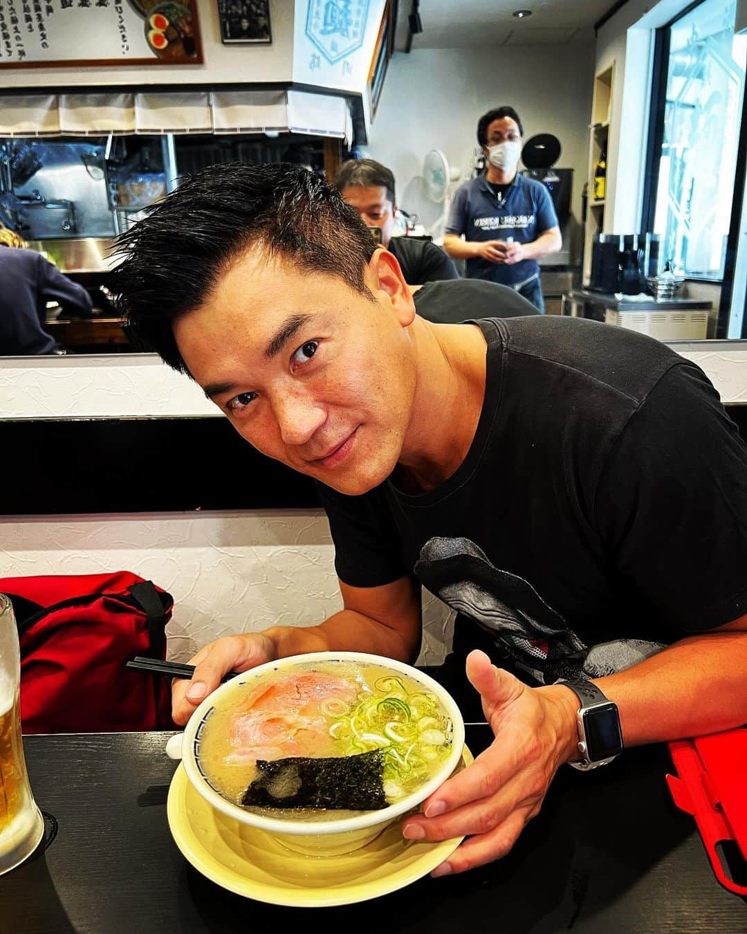 中村譲のインスタグラム：「博多の思い出。 家族は長浜ラーメン派。 たまには他店へGO！ めっちゃ美味かった🙌 #博多グルメ  #豚骨ラーメン  #チャレンジ  #中洲  #美味しい  #麒麟麺  #kyushu #trip #hakata #nakasu #ramen #tonkotsuramen #food #noodles #deliciousfood #instagood #instalike #imstapic #memory #enjoy #followｍe」