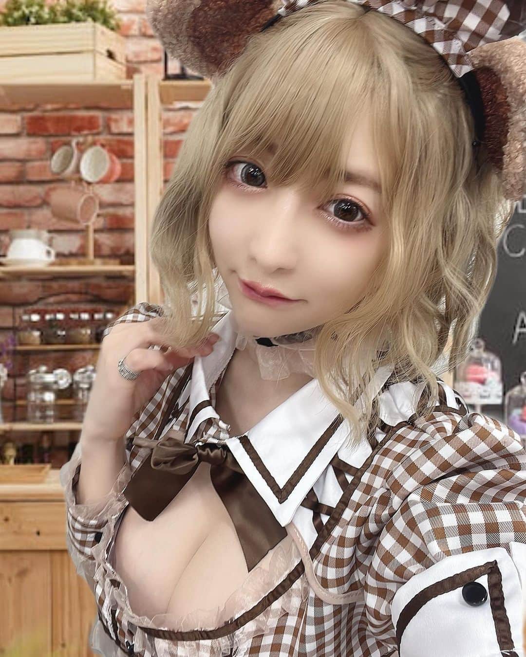 神崎りのあさんのインスタグラム写真 - (神崎りのあInstagram)「いらっしゃいませ☕️ 何飲む？☕️  #目指せ５万フォロワー #応援よろしくです  #神崎りのあ #Japanesegirl #JapanesCosplayer #sexy #コスプレ #Kawaii #Cosplay #Rinoa #Kanzaki  #Sexygirl #Seikei #整形 #総額 #2500万 #Bijin #日本 #コスプレイヤー  #添い寝お姉さん #SleepGirl #私を布教して  Instagram #Cosplay  #カフェ  #メイド  #クマ🧸」5月17日 20時22分 - rinoa_kanzaki