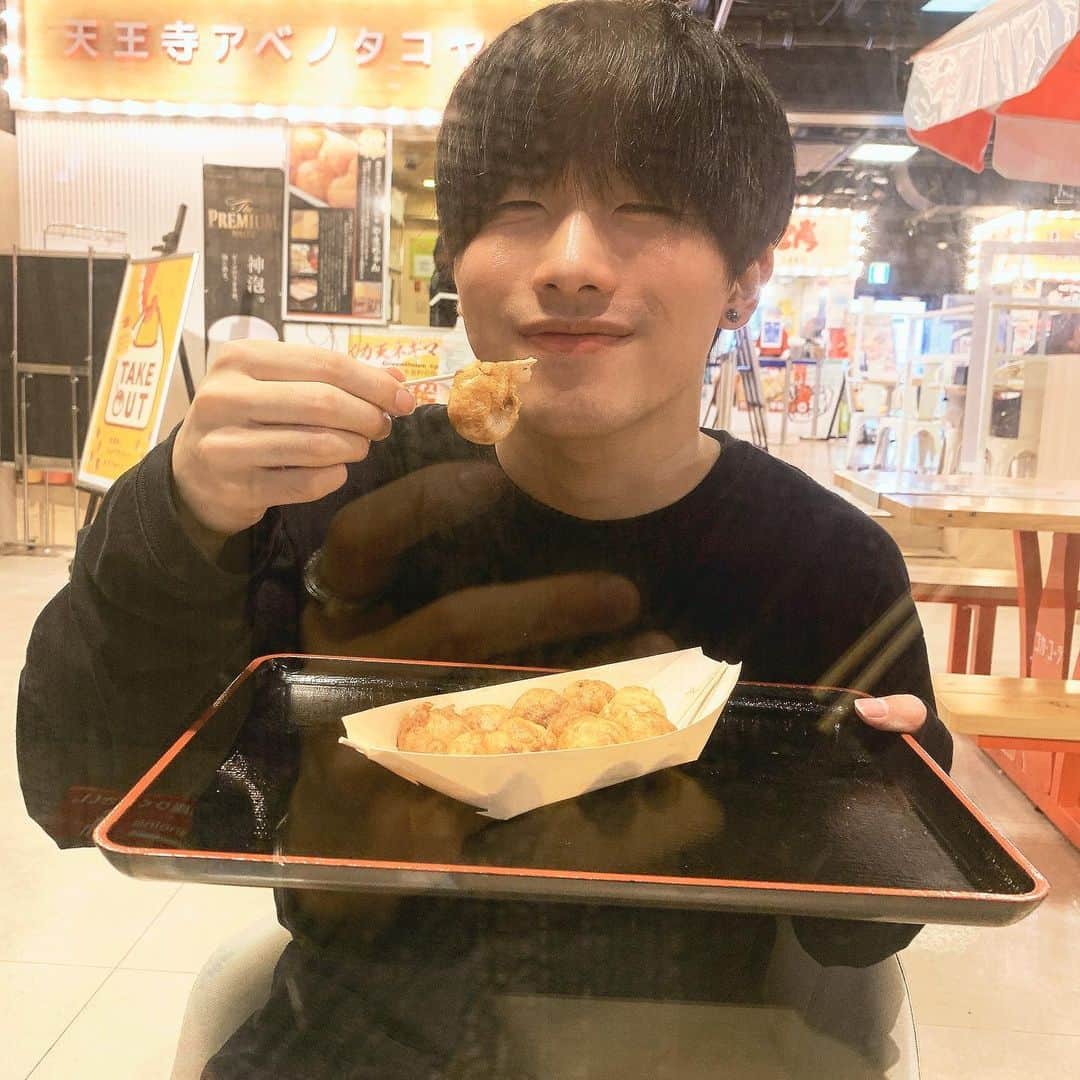 川端誠生さんのインスタグラム写真 - (川端誠生Instagram)「23歳になりました！ 年々歳とるのが早く感じるw 友達や皆んなにお祝いしてもらえて 幸せ！皆んなありがとう！ 今年も気を引き締めて本気で 自分の人生を生きようと思うので、 皆んなを楽しませれる エンターテイメントを届けれるよう 日々努力を怠らず頑張りますので、 応援よろしくね！TikTok見てね！ #誕生日 #まーちん #お台場 #新宿 #レイターズ #夜景 #プレゼント #東京タワー #レインボーブリッジ #たこ焼き #」5月17日 20時39分 - ncncmachin