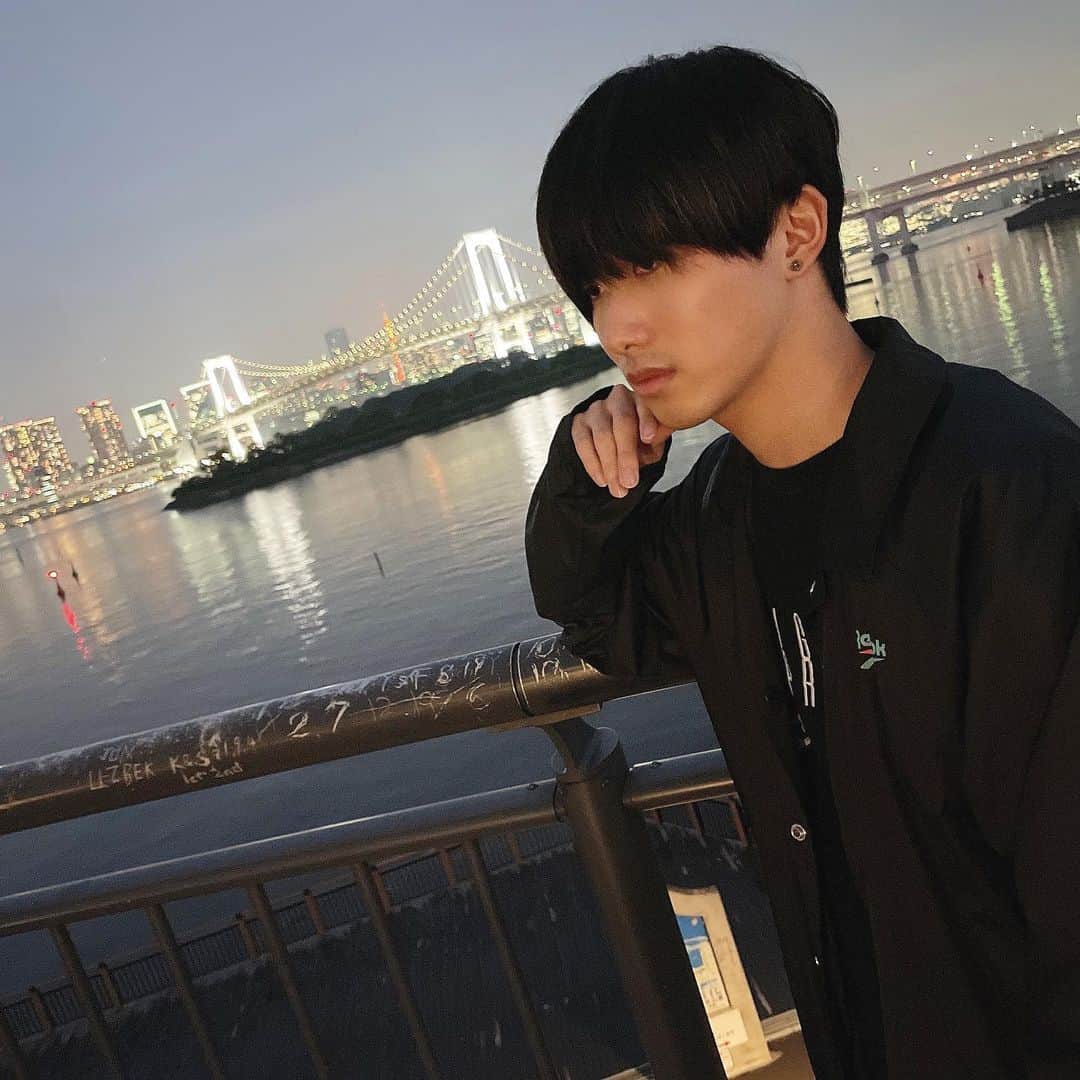 川端誠生さんのインスタグラム写真 - (川端誠生Instagram)「23歳になりました！ 年々歳とるのが早く感じるw 友達や皆んなにお祝いしてもらえて 幸せ！皆んなありがとう！ 今年も気を引き締めて本気で 自分の人生を生きようと思うので、 皆んなを楽しませれる エンターテイメントを届けれるよう 日々努力を怠らず頑張りますので、 応援よろしくね！TikTok見てね！ #誕生日 #まーちん #お台場 #新宿 #レイターズ #夜景 #プレゼント #東京タワー #レインボーブリッジ #たこ焼き #」5月17日 20時39分 - ncncmachin