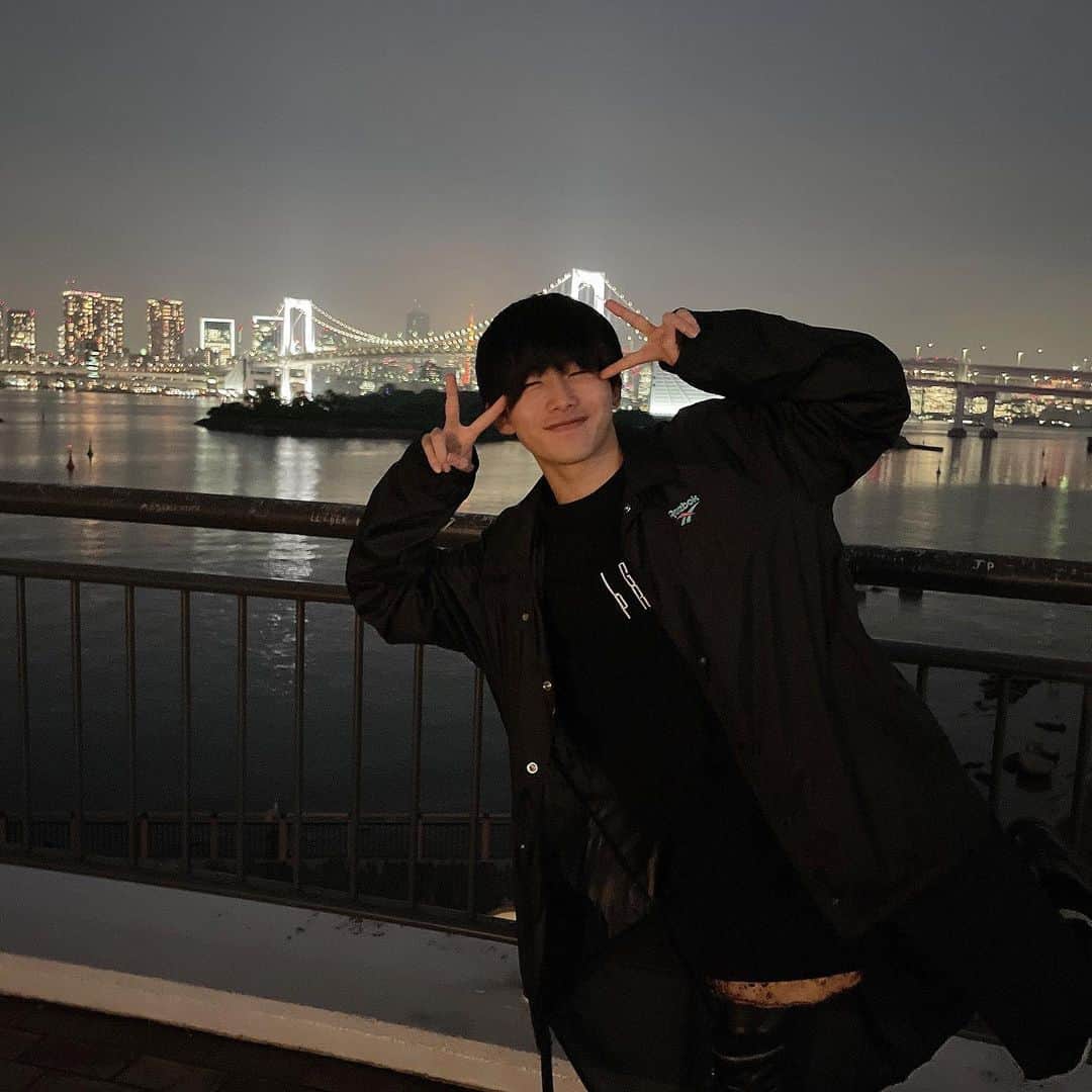 川端誠生さんのインスタグラム写真 - (川端誠生Instagram)「23歳になりました！ 年々歳とるのが早く感じるw 友達や皆んなにお祝いしてもらえて 幸せ！皆んなありがとう！ 今年も気を引き締めて本気で 自分の人生を生きようと思うので、 皆んなを楽しませれる エンターテイメントを届けれるよう 日々努力を怠らず頑張りますので、 応援よろしくね！TikTok見てね！ #誕生日 #まーちん #お台場 #新宿 #レイターズ #夜景 #プレゼント #東京タワー #レインボーブリッジ #たこ焼き #」5月17日 20時39分 - ncncmachin