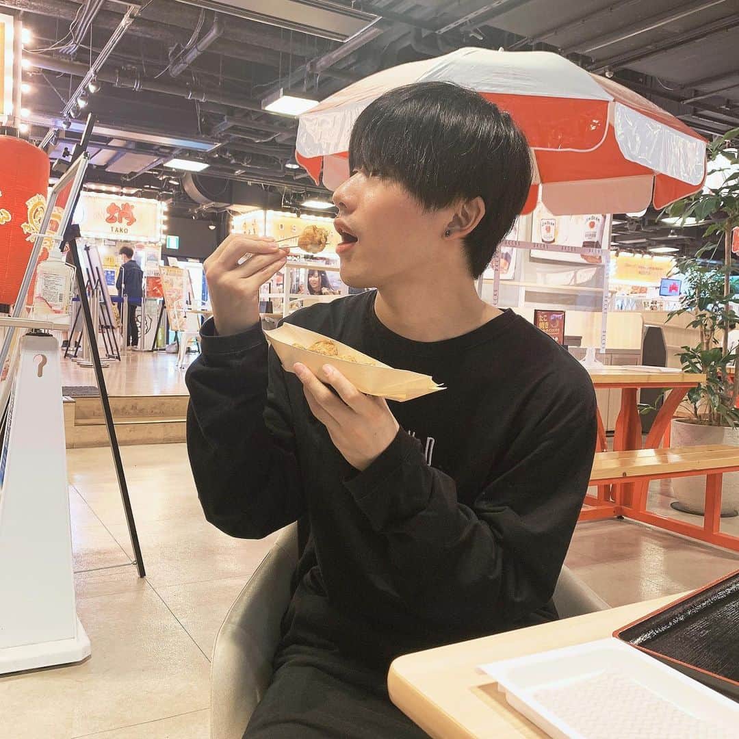 川端誠生さんのインスタグラム写真 - (川端誠生Instagram)「23歳になりました！ 年々歳とるのが早く感じるw 友達や皆んなにお祝いしてもらえて 幸せ！皆んなありがとう！ 今年も気を引き締めて本気で 自分の人生を生きようと思うので、 皆んなを楽しませれる エンターテイメントを届けれるよう 日々努力を怠らず頑張りますので、 応援よろしくね！TikTok見てね！ #誕生日 #まーちん #お台場 #新宿 #レイターズ #夜景 #プレゼント #東京タワー #レインボーブリッジ #たこ焼き #」5月17日 20時39分 - ncncmachin