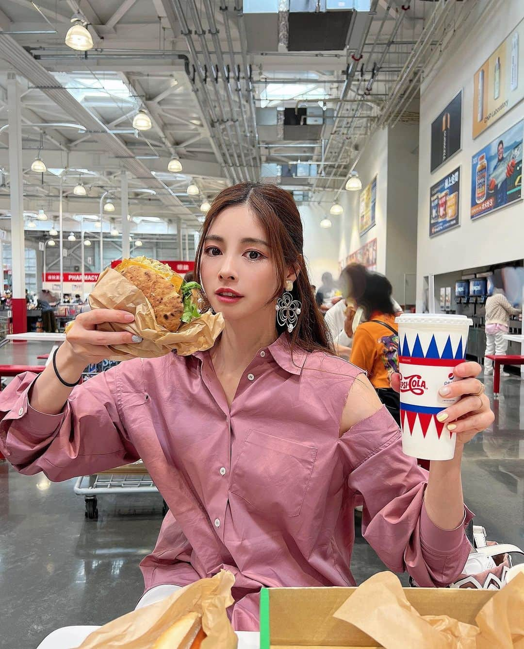 得あゆさんのインスタグラム写真 - (得あゆInstagram)「地元の @costco が好きだなー🥤 ヴィーガンバーガー🍔すごく美味しい！ 食べても身体が重たくならないね✨  ストーリーに載せてどこのー？ってたくさん質問きてた、ピンクのシャツ💗　@mirror.me_official 可愛い服沢山あるよ💗💗💗 ・ ・ ・ ・ ・ ・ ・ ・ ・ ・ ・ ・ ・ ・ ・ ・ ・  #mirrormeスタイル#selectshopmirrorme#ミラーミー#mirrorme#tops#トップス#ブラウス#シャツ#着回し#着回しコーデ#ゴールデンウィーク#gw#ママコーデ#ママファッション#子育てママ#gw旅行#富山グルメ#地元#田舎の風景#コストコ#costco#コストコ購入品#ヴィーガン#ヴィーガンフード#veganfood#ハンバーガー#富山#地元#ドライブ#ピンク#ピンクコーデ」5月17日 20時40分 - tokuayu819