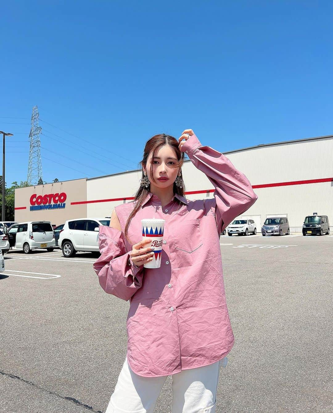 得あゆさんのインスタグラム写真 - (得あゆInstagram)「地元の @costco が好きだなー🥤 ヴィーガンバーガー🍔すごく美味しい！ 食べても身体が重たくならないね✨  ストーリーに載せてどこのー？ってたくさん質問きてた、ピンクのシャツ💗　@mirror.me_official 可愛い服沢山あるよ💗💗💗 ・ ・ ・ ・ ・ ・ ・ ・ ・ ・ ・ ・ ・ ・ ・ ・ ・  #mirrormeスタイル#selectshopmirrorme#ミラーミー#mirrorme#tops#トップス#ブラウス#シャツ#着回し#着回しコーデ#ゴールデンウィーク#gw#ママコーデ#ママファッション#子育てママ#gw旅行#富山グルメ#地元#田舎の風景#コストコ#costco#コストコ購入品#ヴィーガン#ヴィーガンフード#veganfood#ハンバーガー#富山#地元#ドライブ#ピンク#ピンクコーデ」5月17日 20時40分 - tokuayu819