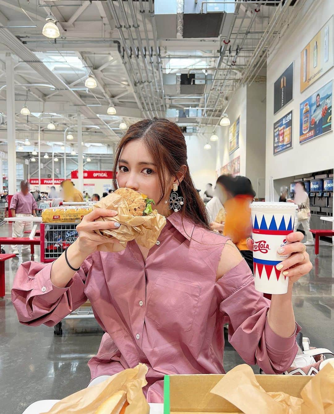 得あゆさんのインスタグラム写真 - (得あゆInstagram)「地元の @costco が好きだなー🥤 ヴィーガンバーガー🍔すごく美味しい！ 食べても身体が重たくならないね✨  ストーリーに載せてどこのー？ってたくさん質問きてた、ピンクのシャツ💗　@mirror.me_official 可愛い服沢山あるよ💗💗💗 ・ ・ ・ ・ ・ ・ ・ ・ ・ ・ ・ ・ ・ ・ ・ ・ ・  #mirrormeスタイル#selectshopmirrorme#ミラーミー#mirrorme#tops#トップス#ブラウス#シャツ#着回し#着回しコーデ#ゴールデンウィーク#gw#ママコーデ#ママファッション#子育てママ#gw旅行#富山グルメ#地元#田舎の風景#コストコ#costco#コストコ購入品#ヴィーガン#ヴィーガンフード#veganfood#ハンバーガー#富山#地元#ドライブ#ピンク#ピンクコーデ」5月17日 20時40分 - tokuayu819