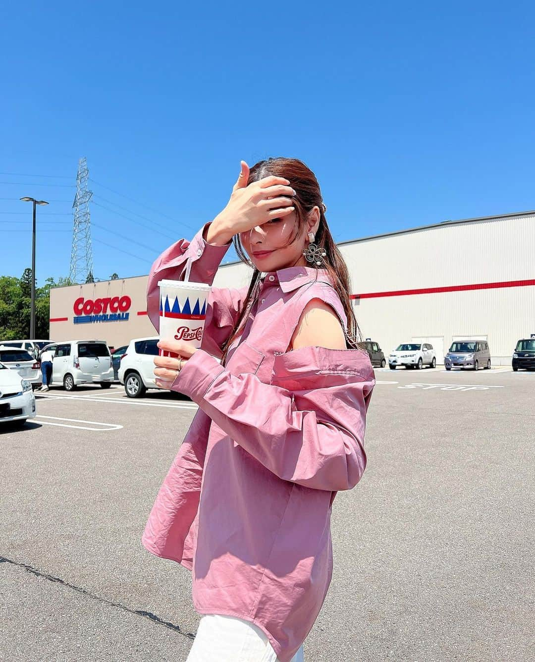 得あゆさんのインスタグラム写真 - (得あゆInstagram)「地元の @costco が好きだなー🥤 ヴィーガンバーガー🍔すごく美味しい！ 食べても身体が重たくならないね✨  ストーリーに載せてどこのー？ってたくさん質問きてた、ピンクのシャツ💗　@mirror.me_official 可愛い服沢山あるよ💗💗💗 ・ ・ ・ ・ ・ ・ ・ ・ ・ ・ ・ ・ ・ ・ ・ ・ ・  #mirrormeスタイル#selectshopmirrorme#ミラーミー#mirrorme#tops#トップス#ブラウス#シャツ#着回し#着回しコーデ#ゴールデンウィーク#gw#ママコーデ#ママファッション#子育てママ#gw旅行#富山グルメ#地元#田舎の風景#コストコ#costco#コストコ購入品#ヴィーガン#ヴィーガンフード#veganfood#ハンバーガー#富山#地元#ドライブ#ピンク#ピンクコーデ」5月17日 20時40分 - tokuayu819