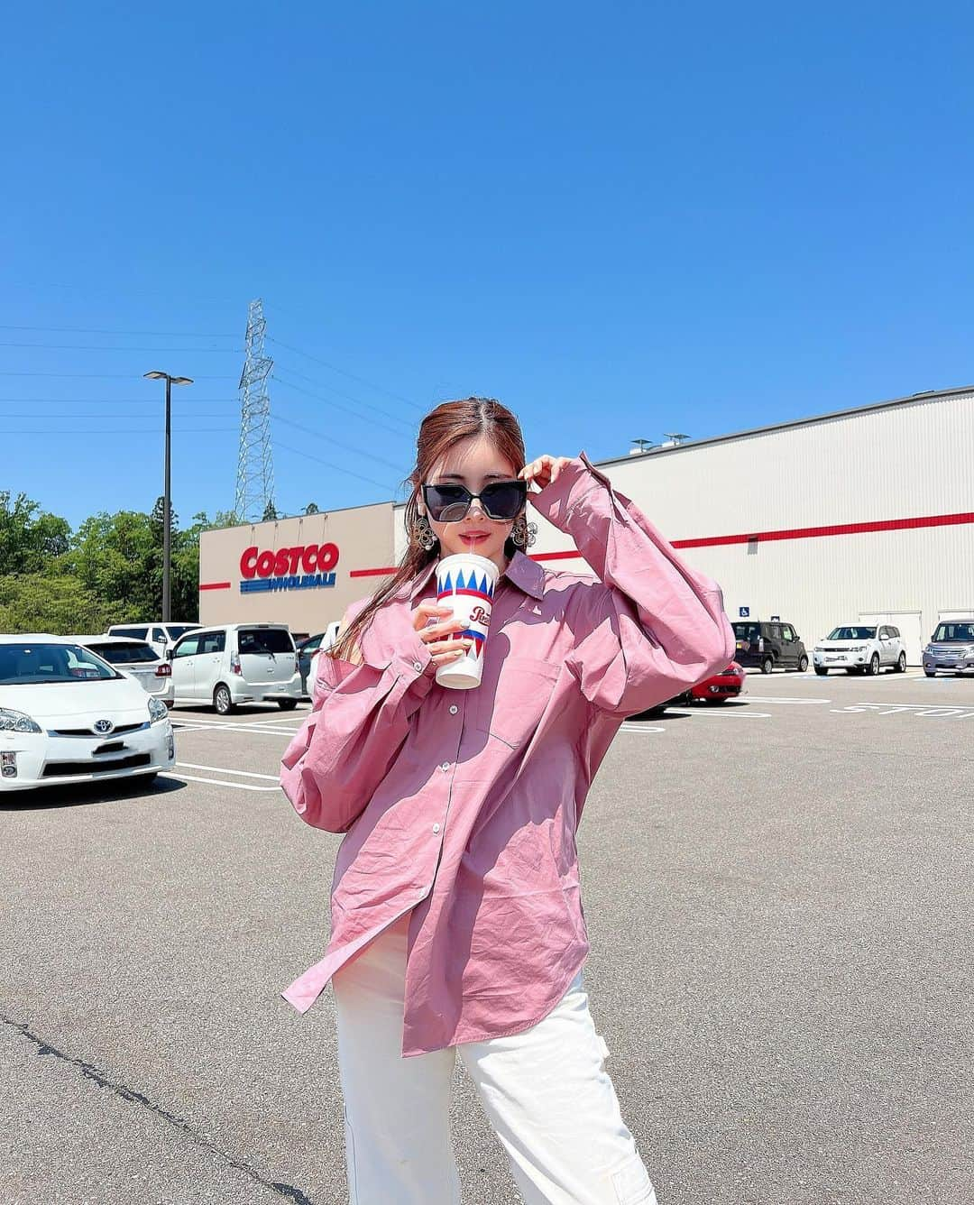 得あゆさんのインスタグラム写真 - (得あゆInstagram)「地元の @costco が好きだなー🥤 ヴィーガンバーガー🍔すごく美味しい！ 食べても身体が重たくならないね✨  ストーリーに載せてどこのー？ってたくさん質問きてた、ピンクのシャツ💗　@mirror.me_official 可愛い服沢山あるよ💗💗💗 ・ ・ ・ ・ ・ ・ ・ ・ ・ ・ ・ ・ ・ ・ ・ ・ ・  #mirrormeスタイル#selectshopmirrorme#ミラーミー#mirrorme#tops#トップス#ブラウス#シャツ#着回し#着回しコーデ#ゴールデンウィーク#gw#ママコーデ#ママファッション#子育てママ#gw旅行#富山グルメ#地元#田舎の風景#コストコ#costco#コストコ購入品#ヴィーガン#ヴィーガンフード#veganfood#ハンバーガー#富山#地元#ドライブ#ピンク#ピンクコーデ」5月17日 20時40分 - tokuayu819