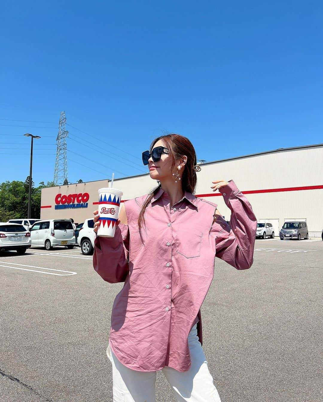 得あゆさんのインスタグラム写真 - (得あゆInstagram)「地元の @costco が好きだなー🥤 ヴィーガンバーガー🍔すごく美味しい！ 食べても身体が重たくならないね✨  ストーリーに載せてどこのー？ってたくさん質問きてた、ピンクのシャツ💗　@mirror.me_official 可愛い服沢山あるよ💗💗💗 ・ ・ ・ ・ ・ ・ ・ ・ ・ ・ ・ ・ ・ ・ ・ ・ ・  #mirrormeスタイル#selectshopmirrorme#ミラーミー#mirrorme#tops#トップス#ブラウス#シャツ#着回し#着回しコーデ#ゴールデンウィーク#gw#ママコーデ#ママファッション#子育てママ#gw旅行#富山グルメ#地元#田舎の風景#コストコ#costco#コストコ購入品#ヴィーガン#ヴィーガンフード#veganfood#ハンバーガー#富山#地元#ドライブ#ピンク#ピンクコーデ」5月17日 20時40分 - tokuayu819