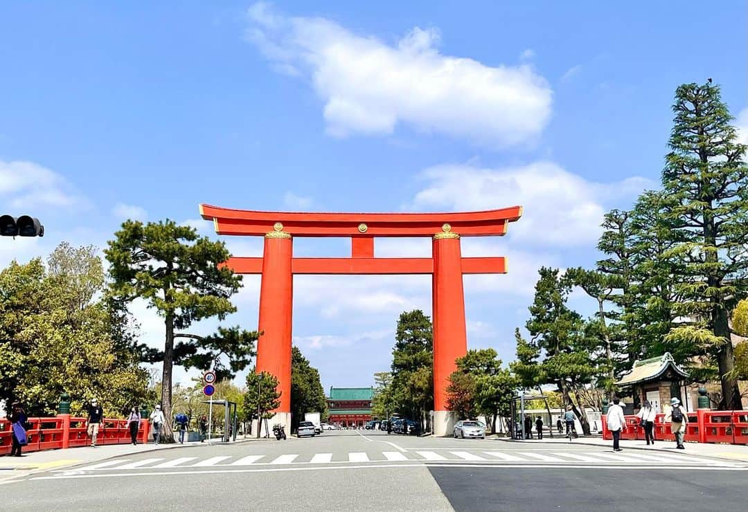 松谷彼哉のインスタグラム：「平安神宮と枝垂れ桜  谷崎潤一郎が 紅の雲と喩えた桜に会いに🌸  2022.4  ＃桜🌸 ＃京都　＃Kyoto ＃平安神宮 ＃Japan ＃神社⛩ ＃紅の雲　＃谷崎潤一郎」