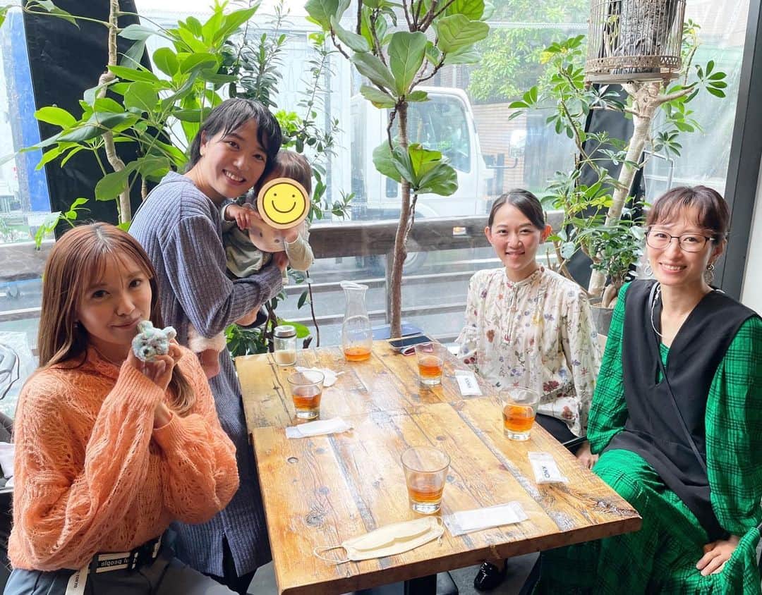 花里まなのインスタグラム：「先日大好きなの方々とランチしました🍴✨ ゆっくりと美味しいランチしながら昔話したり、近況報告したり、子供の話をしたり、とにかくずーっと笑ってました🤣 懐かしのヤンブラメンバー🙌当時研2で初めての少人数バウホール公演にピヨピヨしていた私達を、ちーさんもくーさんも優しく導いてくださっていたなー😭✨ヤングブラッツは大切な思い出です❣️  ちーさんからハンドメイドの可愛いお誕生日プレゼントを貰ったまなみ🥹なんて器用なんでしょう😍 かっこいい兄貴と素敵な女性を掛け合わせた素敵すぎるちーさん😍😍😍 まなみ、羨ましいぞ‼️🤩 お誕生日おめでとう💋  #蓮水ゆうや さん　ちーさん💓 #綾音らいら さん　くーさん💓 #颯舞音桜 ちゃま　まなみ💓 #宙組 #ヤンブラメンバー  いちごのゴルゴンゾーラパスタ、美味でした❤️🍓  今日は珍しく３つも投稿しちゃいました😂 楽しくて幸せな日々です☺️」