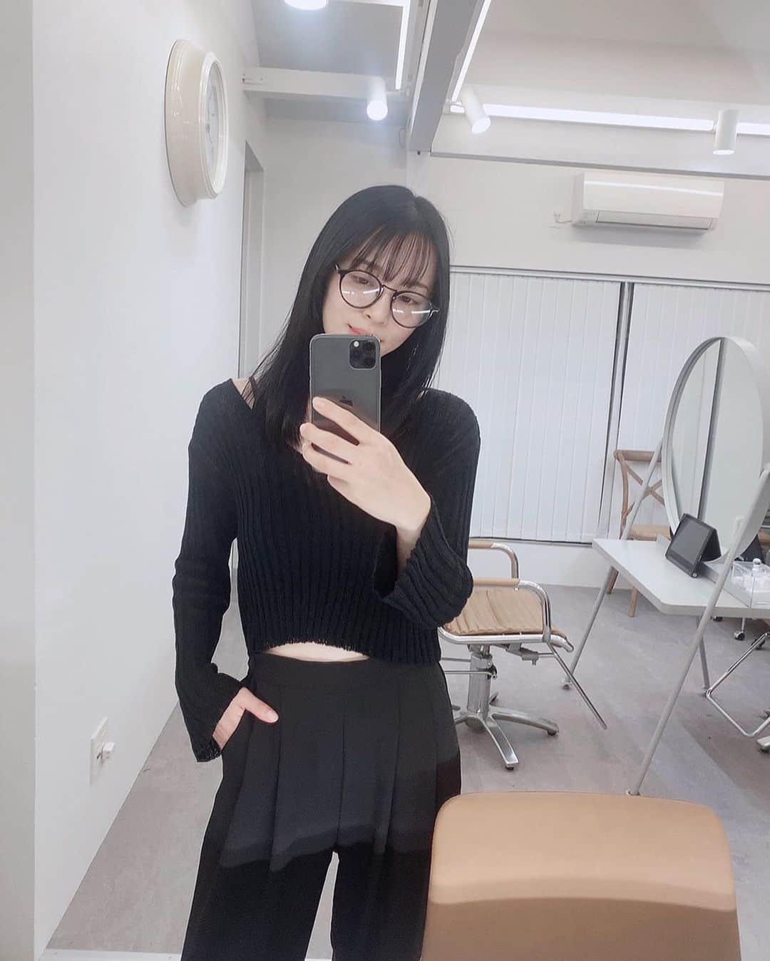 のインスタグラム：「やっといけた美容室🥰  黒髪復活。 キューティクル復活。」