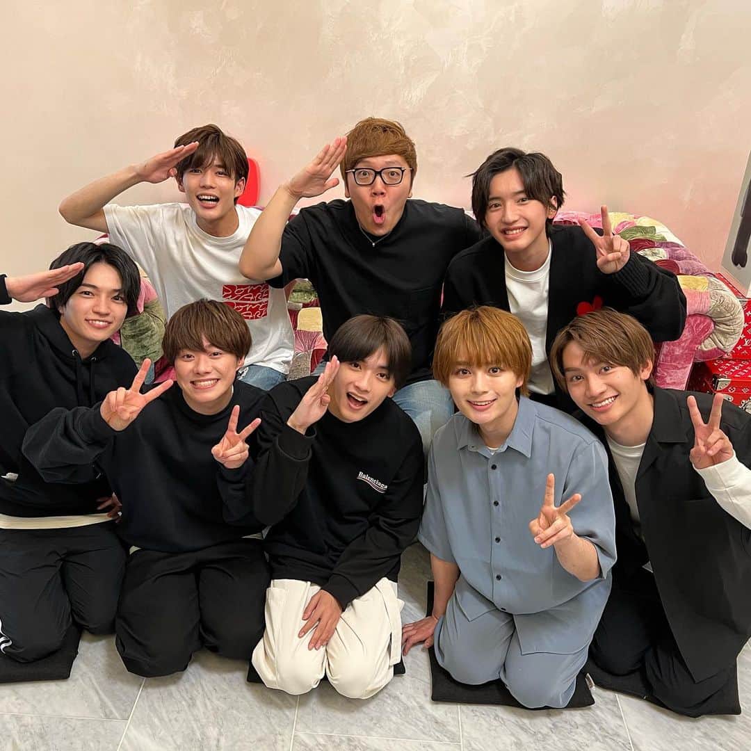 HIKAKINのインスタグラム：「なにわ男子×HIKAKINで YouTubeのコラボ動画撮りました😎🎉HikakinTVとなにわ男子のYouTubeチャンネルでコラボ動画公開されてるので、是非ご覧下さい😂✨👀  #なにわ男子 #なにわTUBE #ヒカキン #hikakin」