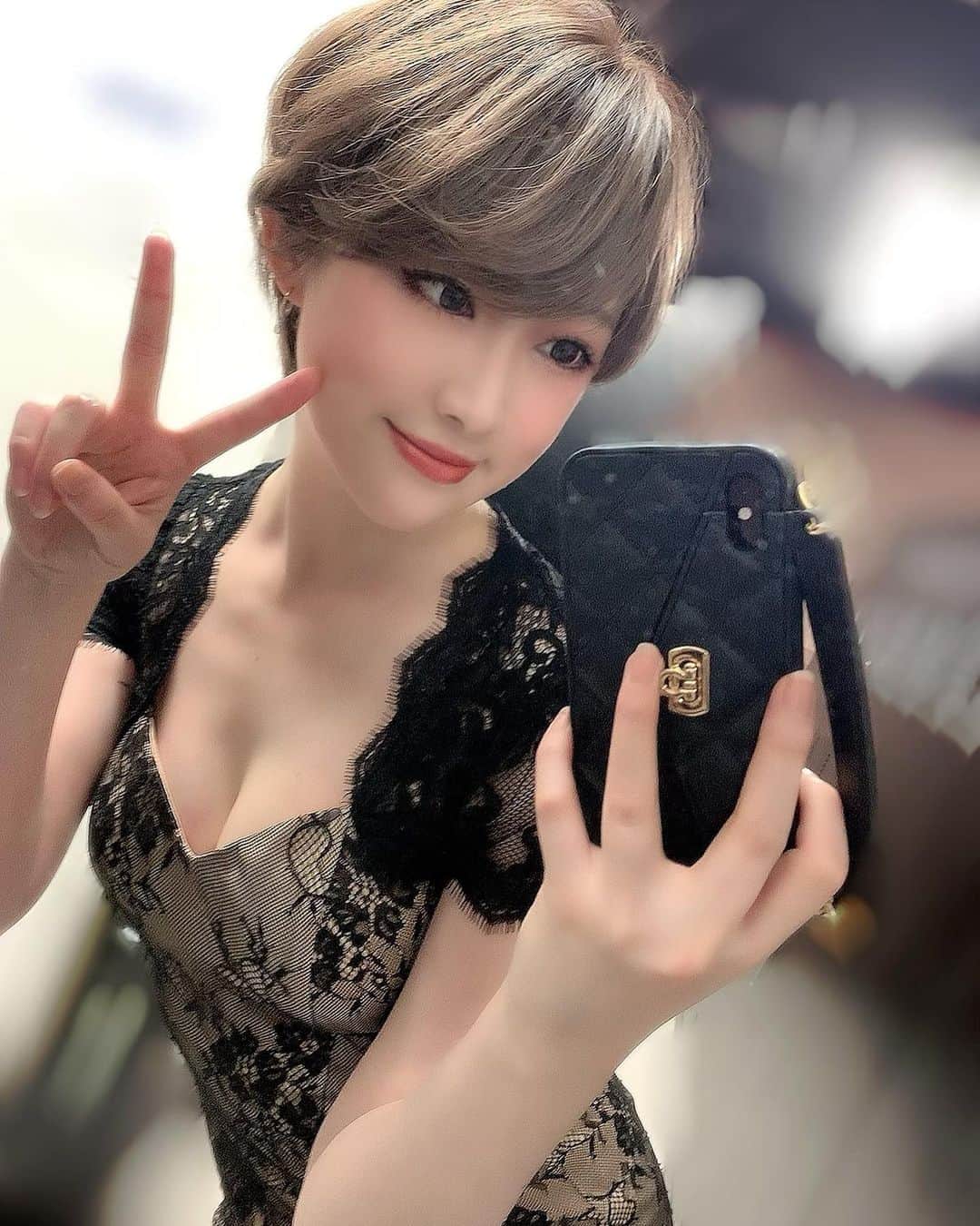 のインスタグラム：「【お知らせ】  経験は力なり‼️ ということで、  今日から歌舞伎町で 期間限定キャバ嬢です❤️🥂  るみなに会いに来てね  🥂CLUB RIO 📞　03-6233-8162 東京都新宿区歌舞伎町１丁目３−５ 相模観光ビルイーストプラザ B2F」