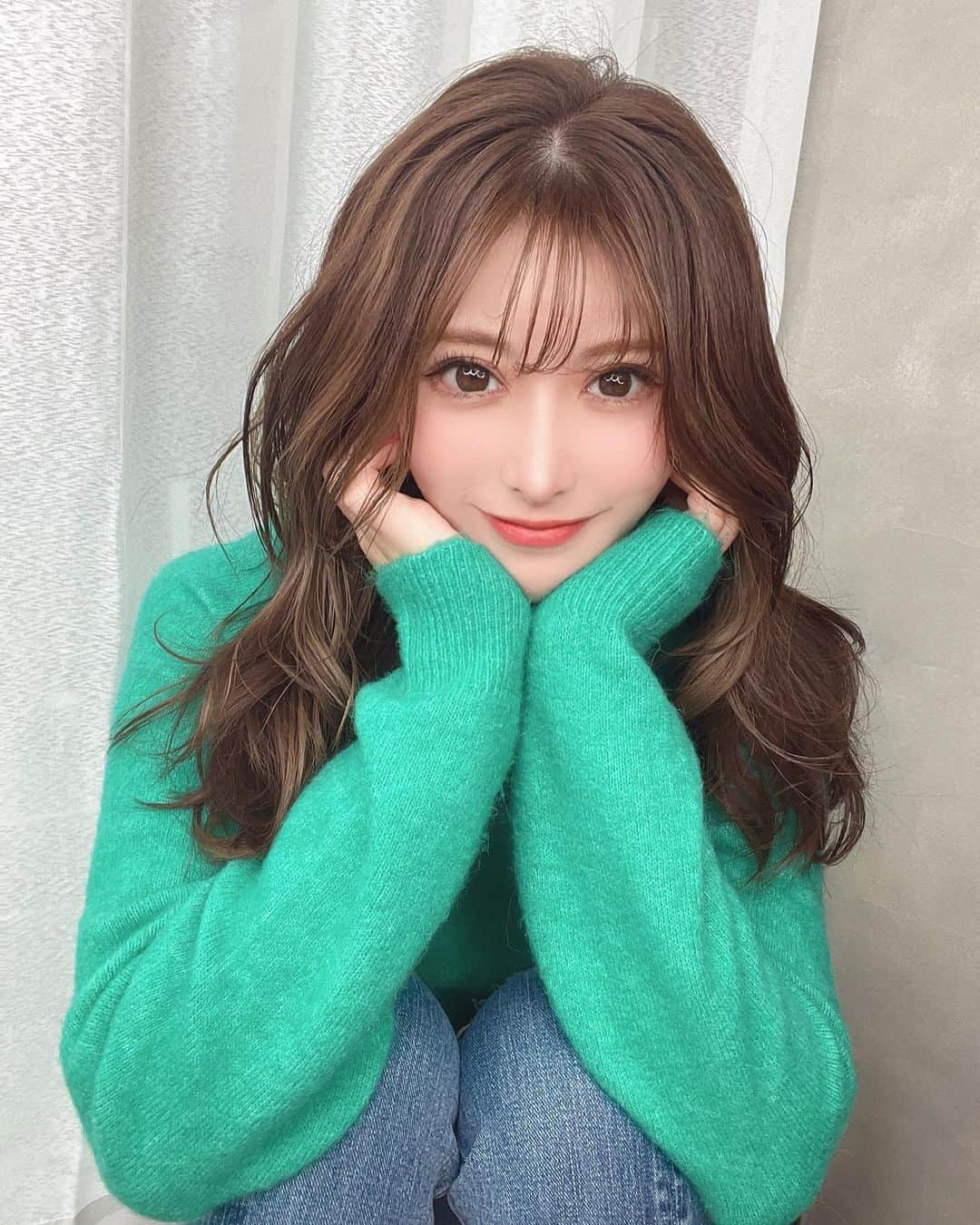 藤咲めいのインスタグラム：「今回は湿気でうねって広がる髪を梅雨前ということで縮毛かけてもらいました☺️💗💗💗  5段階の薬で髪の痛み具合にあった縮毛矯正をしてくださるから、全然傷まないの🥲✨ 去年もこの時期かけてて、今回の縮毛もキシキシになったり指が通りにくくならなかった😮‍💨💖 しかも、傷み具合によるけどブリーチ部分にもかけられるんだって✨  カラーは明るさを変えずアッシュブラウンにしてもらって、髪の量をカットで減らしてもらったよ😻💚  いつもありがとうございます😚 @felice_junpei @regalo_shinjuku.east   #カット #カラー #ヘアアレンジ #美容院 #サロン #ヘアサロン #センター分け #ミディアムヘア #ミディアムヘアアレンジ #春カラー #夏カラー #梅雨 #縮毛矯正 #うねり #レイヤーカット」