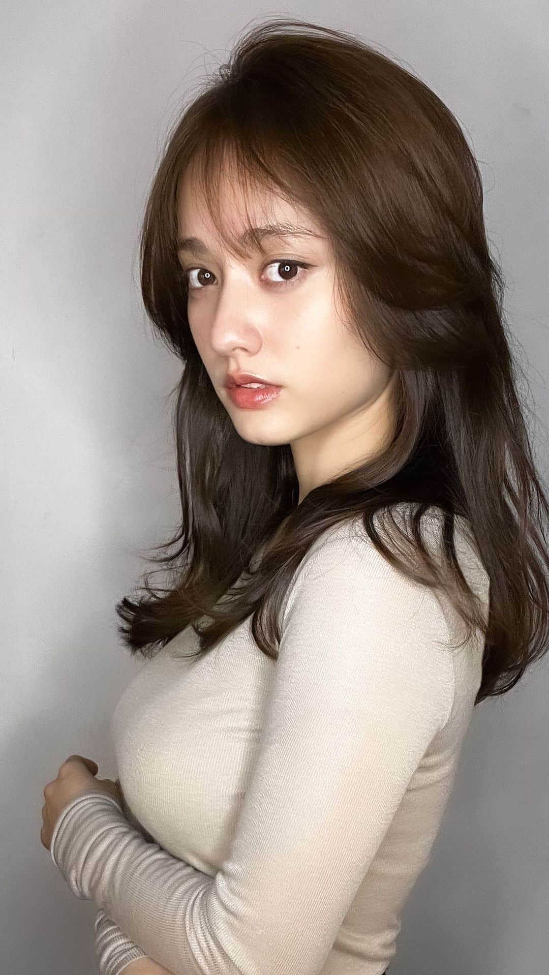 青木大輔のインスタグラム：「#まりあレイヤー & #シースルーバング  かき上げたら なじませられる量感の前髪つくりました！🤩 … SweetとCool 両方のイメージも狙えて まりあちゃんに 超、超、超バッチリだと思いませんか？？🙌🏽 … Manamiさん @manami_tiechel による @kerastase_official のスペシャルトリートメントで 艶感も出まくりです👍🏽 … 最高似合ってましたー🤗 #谷まりあ #tiechel #tiechelstyle #アオキカット #青木ダイスケ #レイヤーカット #ロングレイヤー #セミロング #まりあレイヤー #表参道美容室」