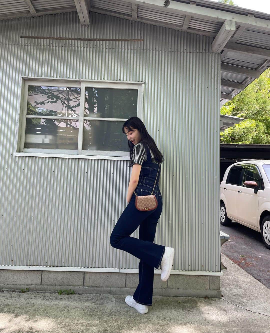 のインスタグラム：「・ EMODAさんに頂いたお洋服👗 トップスもサロペットもシルエットが本当に可愛い、、！ ちなみに私はサロペットのフレアになってるところがお気に入り🫶🏻  #emoda #emoda_jeans  #サロペット#サロペットコーデ #デニム#小高サラ#スターダストプロモーション」