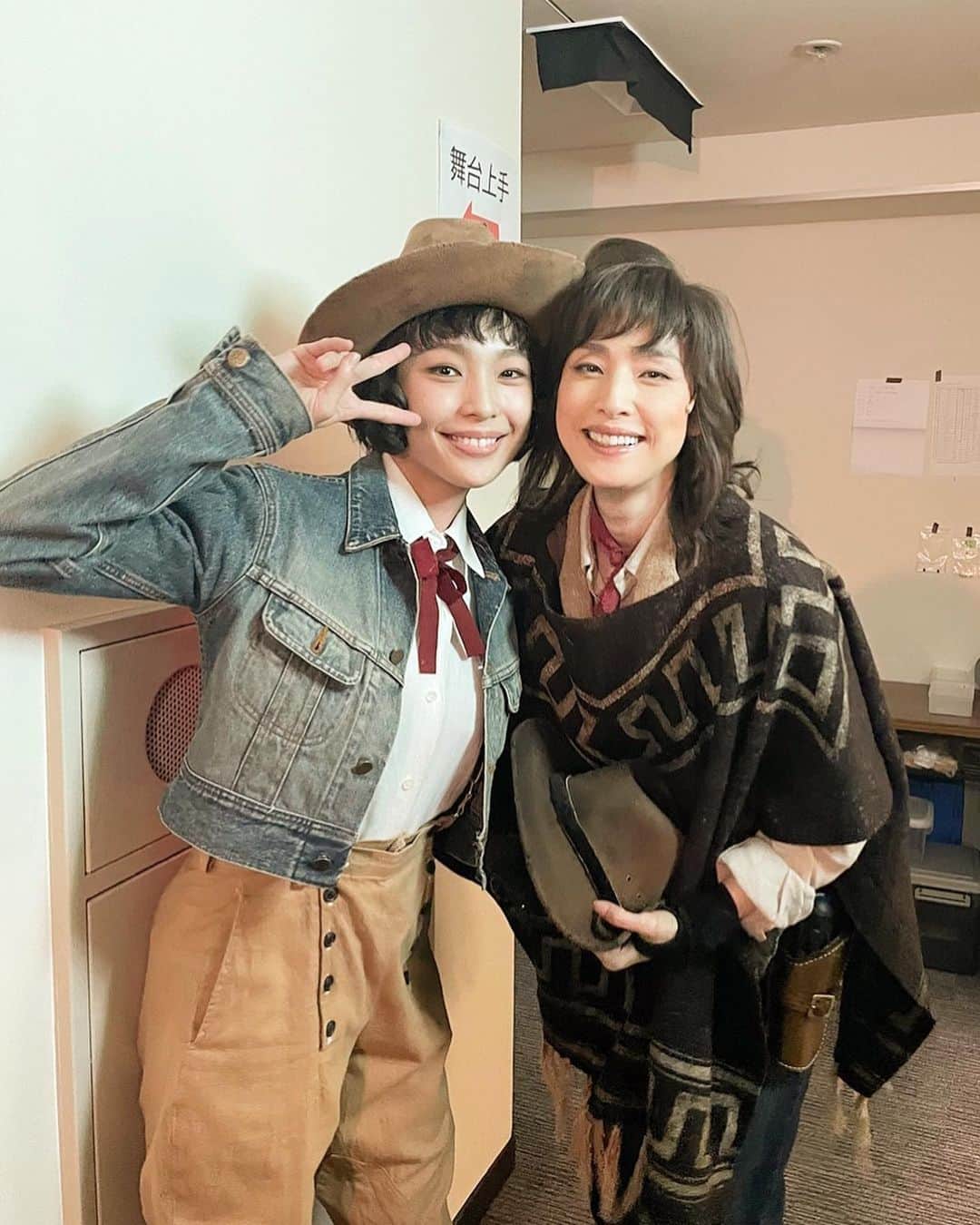 のインスタグラム：「舞台「広島ジャンゴ」 全40公演を全員で走り抜きました！ ジャンゴメンバーは皆様お優しく頼もしく既に恋しいです。  観劇して下さった皆様も本当にありがとうございました。  そしてケイとして、 様々な壁と向き合った3ヶ月間が自身にとっても大きな収穫となりました。 最後には愛に溢れていました。  お互いが生きていることを祝福し、 争いのない世界になることを願い祈りを込めました。  どうか皆様ご自愛ください。  写真は、お母さんの天海祐希さんと可愛いディカプリオの鈴木亮平さん。 愛おしいおふたりとのオフショットです♡」