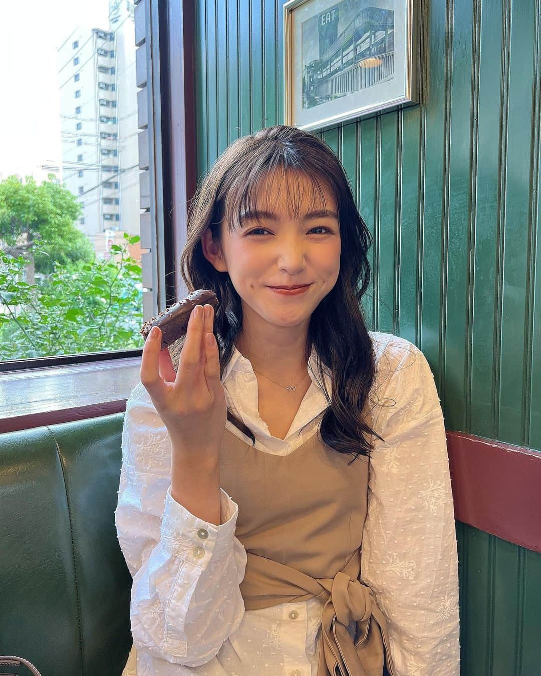 秋山未有さんのインスタグラム写真 - (秋山未有Instagram)「久々にミスド🍩  1.ポンデシリーズ(気分で変える) 2.ダブルチョコレート 3.オールドファッションハニー  あたりが私のベスト3で必須注文リスト✌️  #ミスタードーナツ #ミスド #ドーナツ #私服 #私服コーデ #ビスチェ #ビスチェコーデ #シャツコーデ #ポンデリング #ダブルチョコレート #オールドファッション #エンゼルクリームも捨てがたい」5月17日 22時12分 - miyu_akiyama