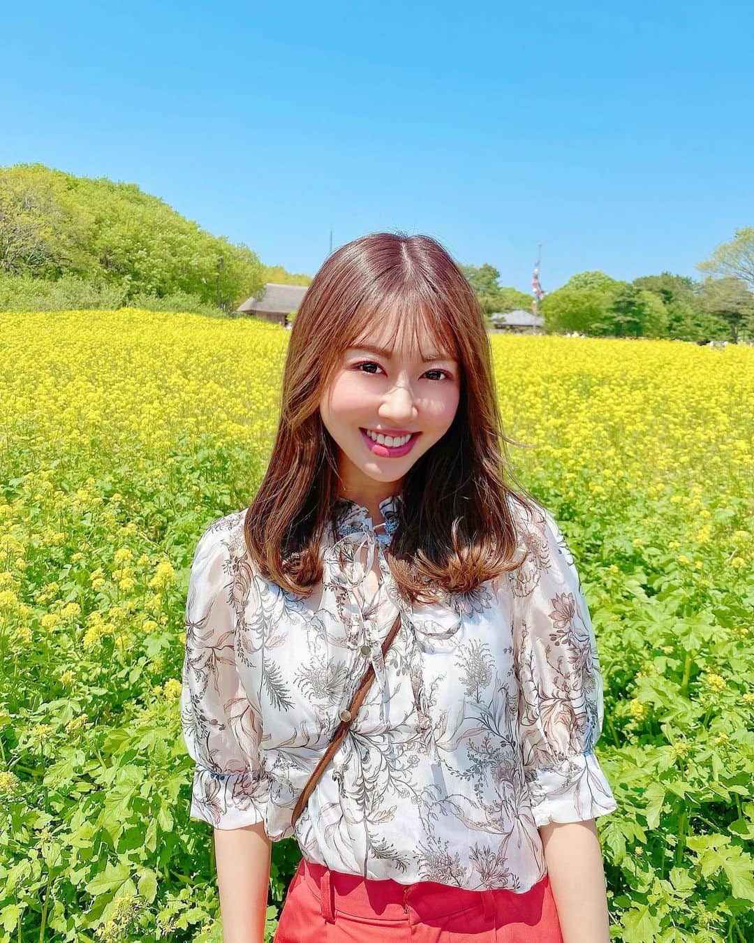 のインスタグラム：「菜の花畑💛💛  #国営ひたち海浜公園 #ひたち海浜公園 #茨城 #茨城県 #菜の花 #菜の花畑 #茨城観光 #お花畑 #お花 #💛 #🌼 #お散歩 #お散歩コーデ #散歩 #rienda #春コーデ #春 #spring #smile #happy #愛犬 #親バカ #トイプードル #トイプー #晴天 #sunnyday #sunny」