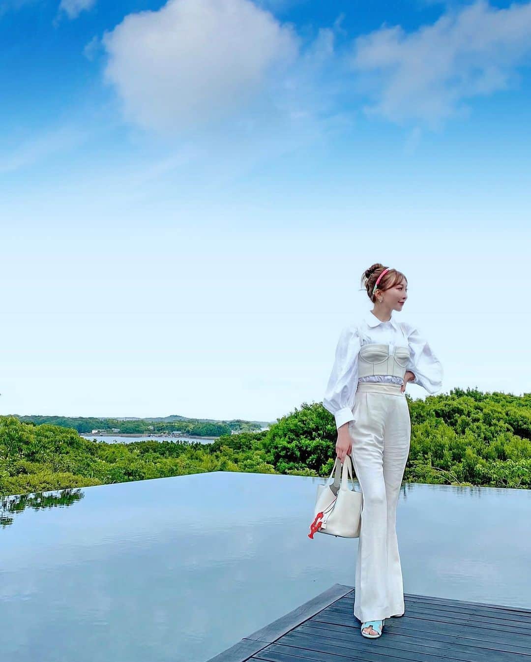 JUNKO（飯田順子）のインスタグラム：「雨予報☔️出てたけど 晴れた☀️  アマネムの中を 探索たくさんしてみて 新しい発見も💗 ・ ・ カチューシャ、バック、サンダル▷ @hermes  トップス▷ @dionlee  パンツ▷ @albertaferretti」