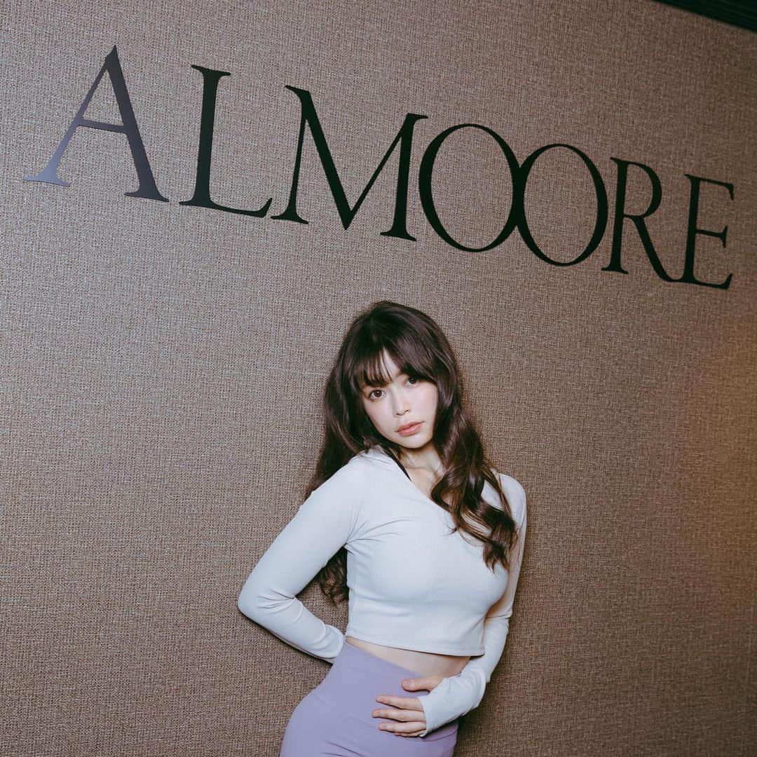 渋谷ゆりのインスタグラム：「1ヶ月限定！オンラインレッスンを始めるよ😍夏までに、皆でなりたい自分になって、自分大好きになっちゃおう〜🥰  【内容】 ・私と @almoore_gym トレーナーのzoomレッスン全4回 ・LINEグループでボディメイクのサポート ・参加者限定！@almoore_official のウェアが10％オフ など… ボディメイクの様子を投稿してくれた人には、私がいいね！やコメント、ストーリーシェアをしに行くから皆のモチベにしてね❤️🥰 参加者の中から @almoore_official の撮影モデルにもなって貰うから！それもモチベに頑張ろう💪🥺🔥 辛くなったら、LINEグループで皆で支え合おう🤣私もトレーナーも、ボディメイクのアドバイスを発信します💓  本当はリアルイベントでやろうと思ってたんだけど、皆のQ&Aを見て１回では皆のカラダのお悩みは解決できないと思ったのと、遠方のフォロワーさんからのお願いもあって、今回はオンライン全4回のイベントをすることになりました🥺  詳しい内容は @almoore_official のHPをチェックしてね！😍  人生１回。なりたいカラダになって、なりたい自分になって、毎日自分大好きで自分らしく幸せに生きよう😘❤️ 私の活動や発信を通して、そんな人たちを増やせたら良いな… 頑張るぅ〜〜〜💪🥰  #オンラインレッスン #ALMOORE」