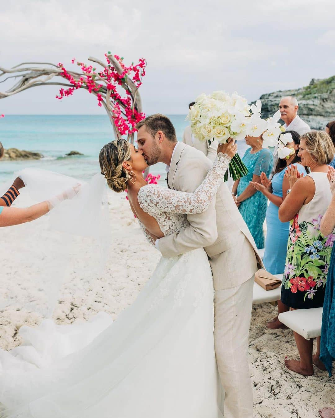 サシャ・カリスのインスタグラム：「✨ The Ceremony ✨  One of the most special things about our wedding was that we had our ceremony on the beach I grew up on, where I learned to walk, run, climb and swim. On top of all this, my father built our arch from scratch, found the driftwood and flowers himself! He also build the benches for the guests by hand 😍 My father is truly my superhero ❤️  📸 @gabylrguez @bahamasphotographer  Dress: @pronovias 🤍 Bouquet 💐: @danielevents Rings @diamondsdirect」