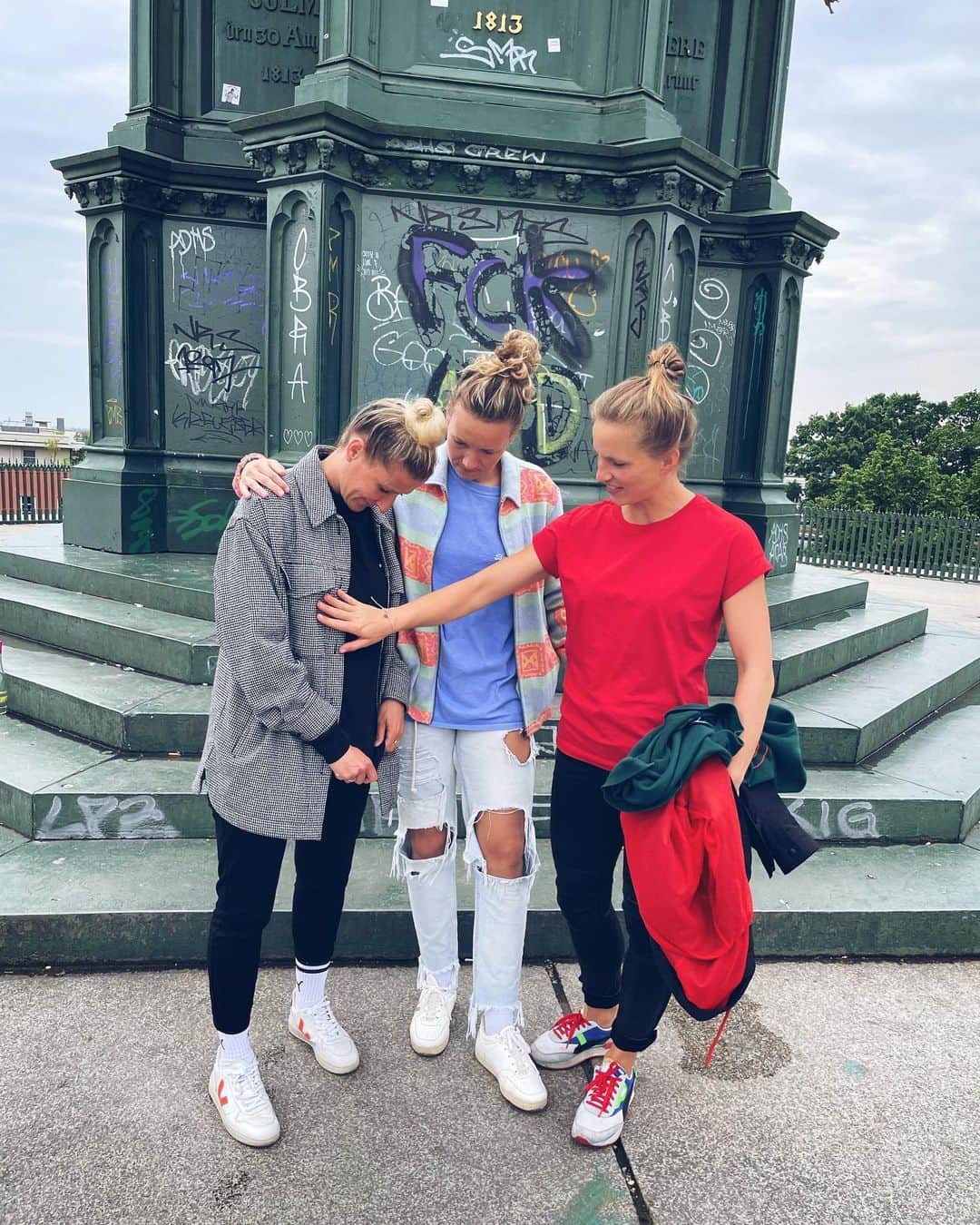 アーニャ・ミッタークのインスタグラム：「Finger weg 👆🏻  @tabeakemme21 & @josephine_henning  📷 @liamrrt」