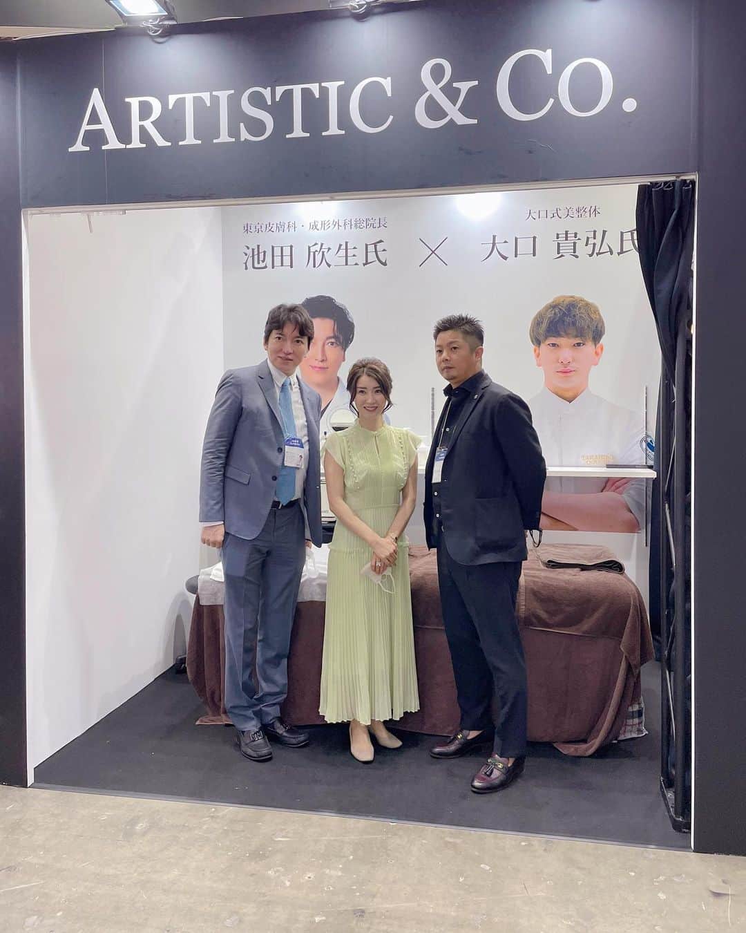 川村ひかるのインスタグラム：「Beauty world にて プラズマフェイシャルの美容対談に参加致しました✨  東京皮膚科形成外科 総院長の池田先生が監修したアンチエイジング美顔器プラズマフェイシャル✨✨  針・整体といえば世界の大口先生との２人に挟まれ貴重な時間でした✨  この美顔器は低温プラズマが皮膚組織を傷つける事なく薬剤の浸透を高めたり、お顔の筋肉を運動をしてくれる MFIP・ EMSと高周波もできるハイスペック美顔器です。  先週、池田先生のクリニックにて体験してきましたが、表情筋に働きかけるのでお顔のリフトアップ感がすごく さらに低温プラズマで導入するベビーペプチドがお肌がフワフワな状態にしてくれて目の周りまでスッキリ👀 眼精疲労まで促されました。  この美顔器は今までのエステサロンの機械を超えたアンチエイジングに特化した美顔器です✨  アトピー体質やお肌の弱い方にも肌質を改善できる 低温プラズマがいいみたい♫  ARTISTIC&COのブースにあります‼︎  明日はビューティーワールド最終日 是非、チェックしてみてくださいね。  #beautyworldjapan   @yoshioikedamd  @takahiro_oguchi  #artisticandco」