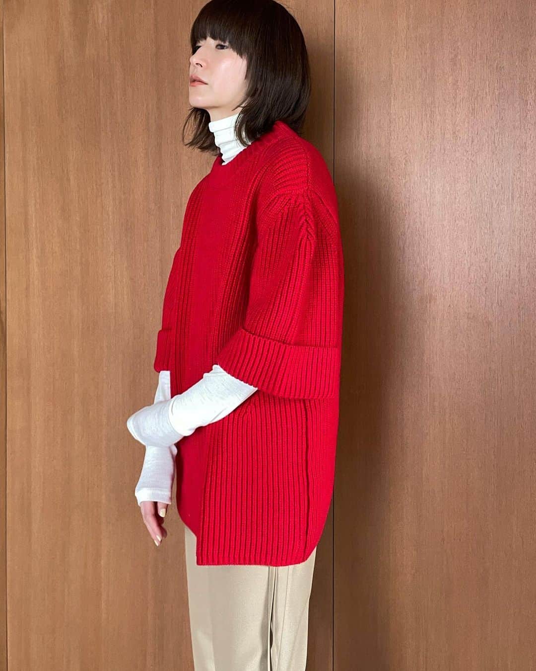 松本恵奈さんのインスタグラム写真 - (松本恵奈Instagram)「先行予約アイテムのこの半袖のニットも個人的にかなりオススメアイテムです！私はきっと白と赤の2色を買うんだろうなーと思っているのですが1番お気に入りカラーはこの赤色です⚪️ 色もだけどシルエットもすごく可愛いのです🥺💕 一枚で着ても可愛いんだけど中にハイネックやシャツをレイヤーしても最高に可愛いです⚪️ 着てたら絶対可愛いので是非、checkしてみてください🥰 #clane #clane22awpreorder #先行予約アイテム #19日から #はじまるよー」5月17日 23時42分 - ena1123