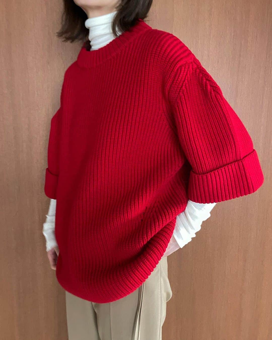 松本恵奈さんのインスタグラム写真 - (松本恵奈Instagram)「先行予約アイテムのこの半袖のニットも個人的にかなりオススメアイテムです！私はきっと白と赤の2色を買うんだろうなーと思っているのですが1番お気に入りカラーはこの赤色です⚪️ 色もだけどシルエットもすごく可愛いのです🥺💕 一枚で着ても可愛いんだけど中にハイネックやシャツをレイヤーしても最高に可愛いです⚪️ 着てたら絶対可愛いので是非、checkしてみてください🥰 #clane #clane22awpreorder #先行予約アイテム #19日から #はじまるよー」5月17日 23時42分 - ena1123