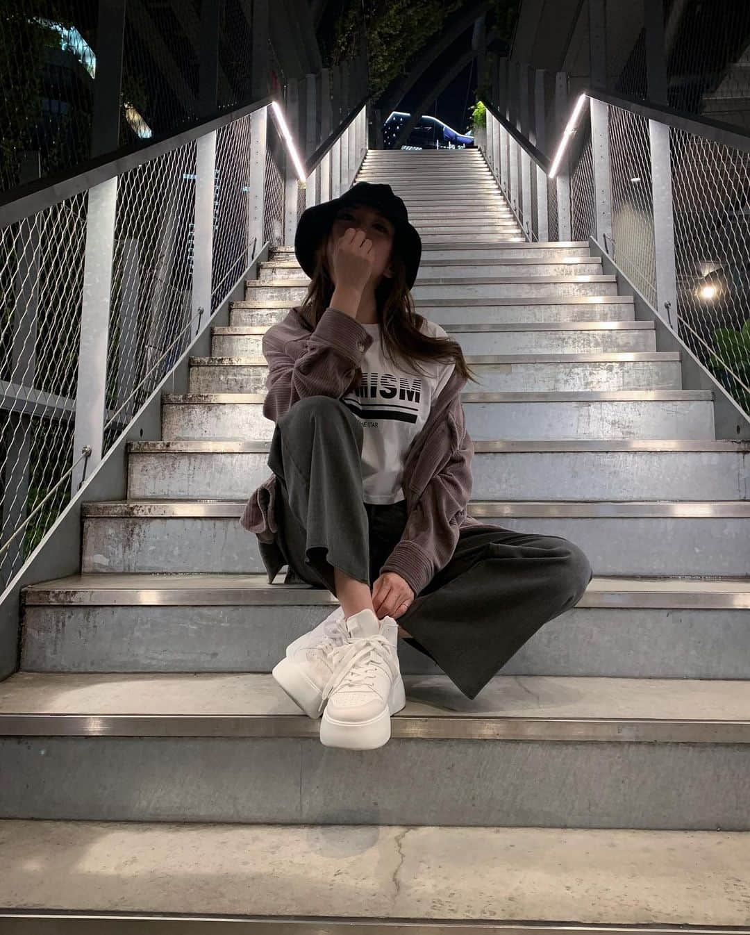 山崎みどりさんのインスタグラム写真 - (山崎みどりInstagram)「ショートT-shirt  ハイウエストパンツ & ホワイトスニーカー👟  このスニーカー、ハイカットで歩きやすくて楽ちん　 厚底だから脚長効果もアリ👟✨  T-shirtもスニーカーもSHEIN @shein_japan の🖤  スニーカーのハイカットは昔から好き🤍  ︎✔︎SHEINの商品が15〜20%割引になるクーポン🎫 あるから載せときます🤍 　　　↓ 🎈Coupon Code：  SSV5117 (extra 15%~20% off, valid from 5/22〜7/5まで使えるよ♡) お買い上げ金額1～5,999円までは15%OFF、 6000円以上は20%OFFになるよ♡  @shein_japan  ⚫︎ショートロゴT-shirt ..¥773  　商品ID［5888127］ ⚫︎ハイカットホワイトスニーカー..¥3644 　商品ID ［10257811］ ────────────────────────── #shein #ロゴt #バケハ#カジュアルコーデ #casualstyle #メンズライク #メンズライクコーデ #ラフコーデ #casualstyle #tshirt #スニーカーコーデ #バケハコーデ #バケハ女子 #unisexfashion#コーデュロイジャケット#春コーデ #SHEINsummervacay#SHEINforall @sheinofficial」5月18日 0時12分 - midori_yamasaki_