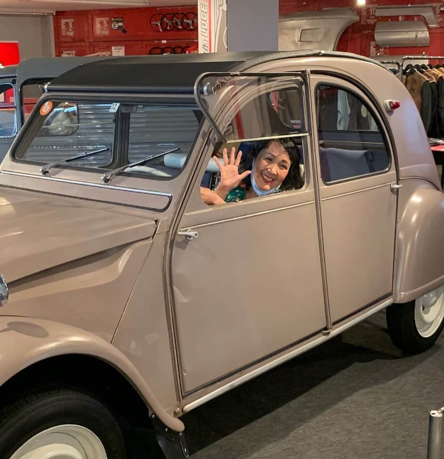 小林尊のインスタグラム：「THE FAMILY CAR bringing back part of all of her family after decades. My mother in law grew up in this car.   @maggiechatter ‘s mom, @itsukomurals 家族の🚗との数十年ぶりの再会🌠  It was the first Citroën (2CV) in Japan. It was called an “umbrella on wheels” ..it was the family car. It’s brought back lots of memories of her Mom and Dad, 4 siblings w herself. We went to see it with her.  おかあさんの子供のころの想い出がつまった最初のシトロエン(2CV) ザ・ファミリーカー」