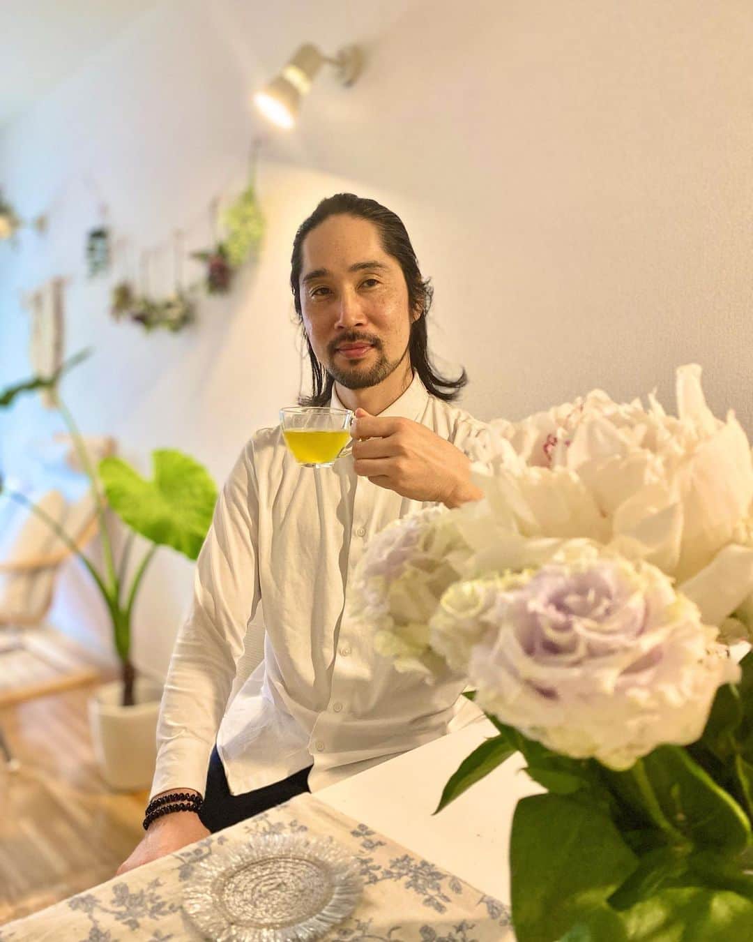 芥川舞子のインスタグラム：「お家で取材・撮影があったので、いつもより多めにお花を飾りました🌹  ほんのり紫の白い薔薇と芍薬の組み合わせ、とても好きです！」
