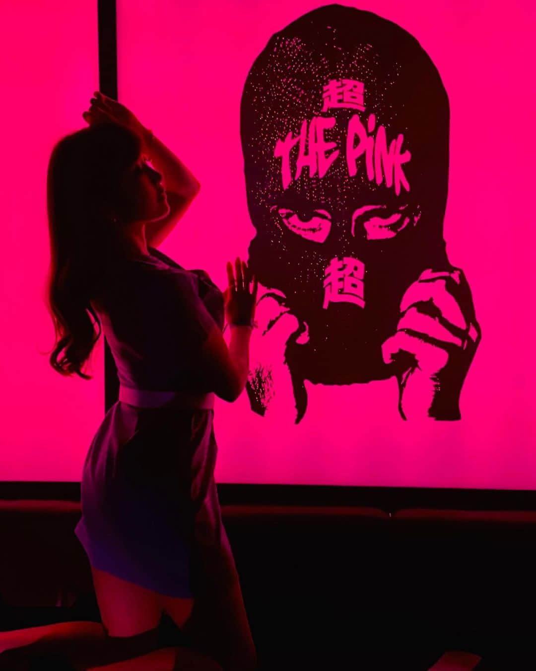Rieのインスタグラム：「. 数年ぶりに大阪で夜遊び💫 @the__super__pink お邪魔しました❤️ おもてなしありがとうございました🥹👏 ・ ・ ・ #大阪 #クラブ #superpink」