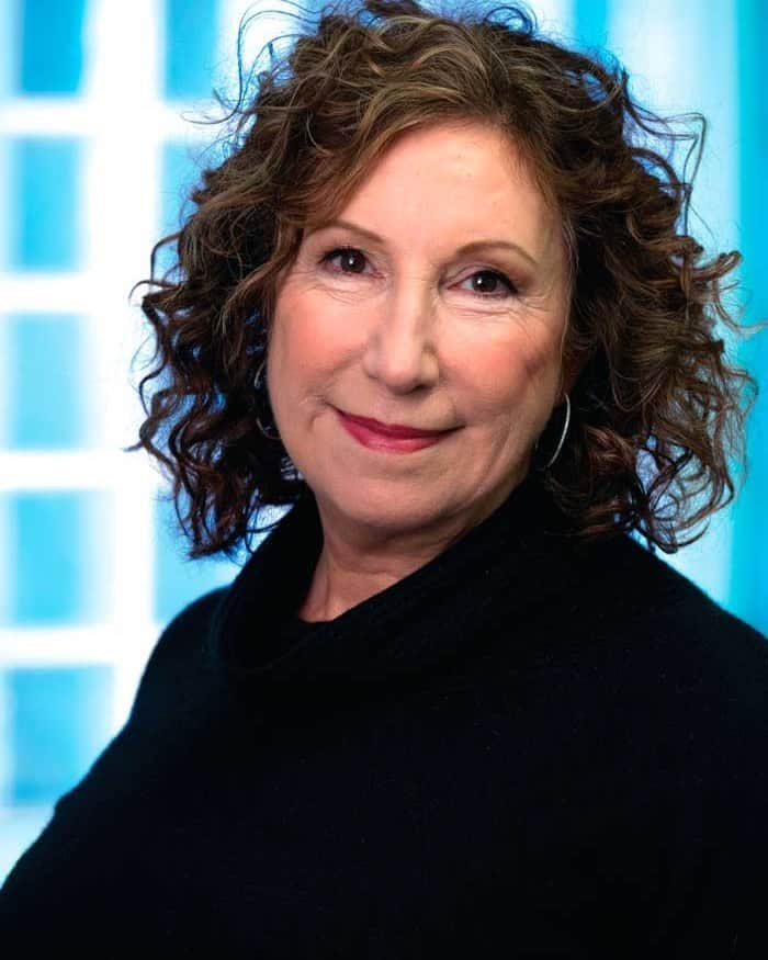 ジェームズ・コーデンのインスタグラム：「Kay Mellor sadly passed away today. She was the most generous, kind and loving person. An exceptionally gifted writer. She changed my life when she cast me in Fat Friends on ITV. She saw something in me that no one had before that point. She gave so many people their first chances. I have the fondest memories of being on set with her. She will be missed by so many. My thoughts are with her family and friends at this time x」