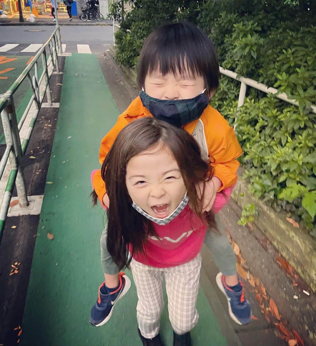 中岡由佳さんのインスタグラム写真 - (中岡由佳Instagram)「重たい弟をおんぶして歩く姉。このふたりの顔🤣わざとなのか、本気なのか。面白すぎて芸人にしか見えない。 #7y9m #5y1m」5月18日 0時54分 - yuka_nakaoka