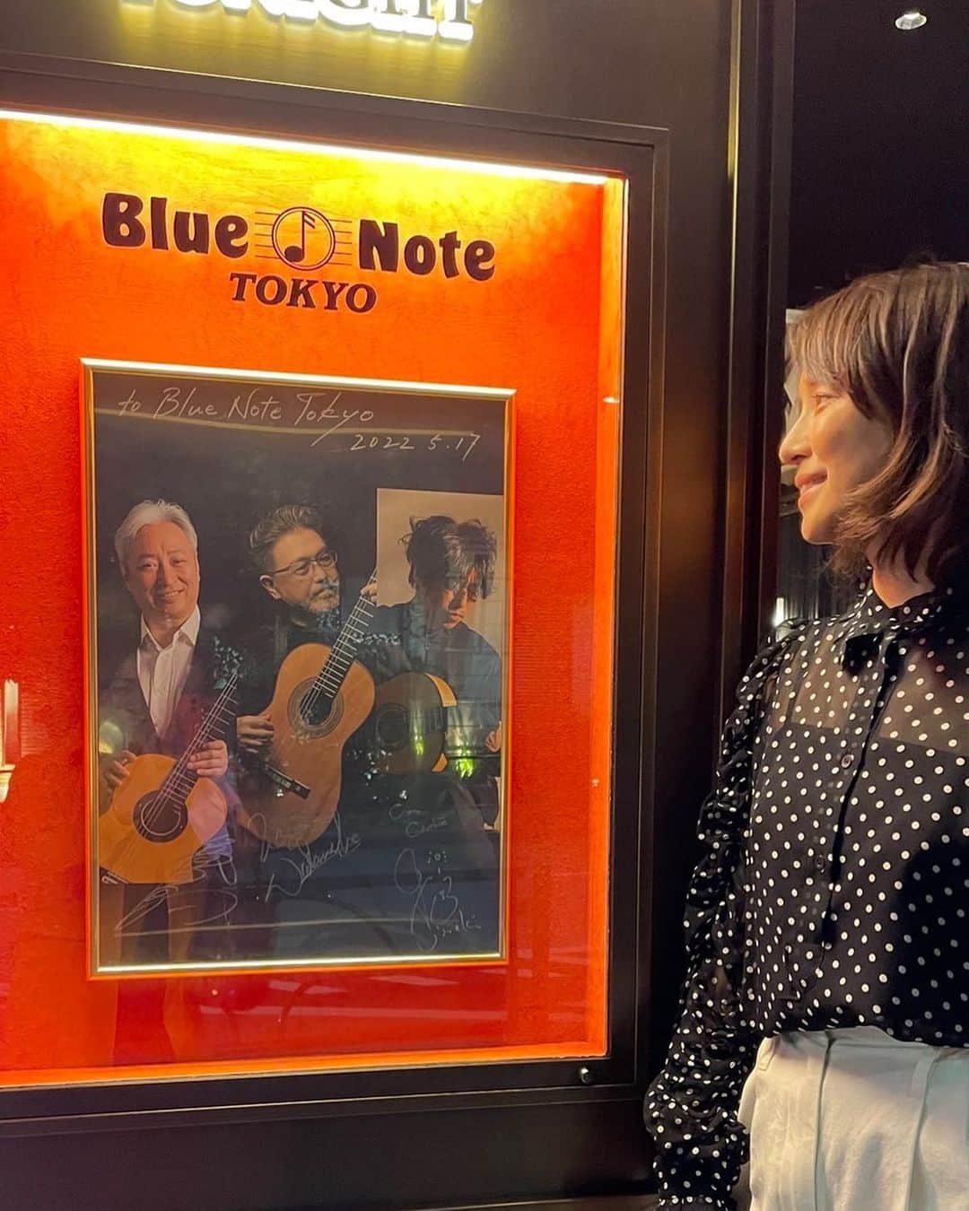 石田ゆり子さんのインスタグラム写真 - (石田ゆり子Instagram)「本日は Blue Note Tokyoへ。 またしても福田進一さんの リサイタルでございます。 福田進一さんにとって はじめてのブルーノート、だそうです。 そしてきっと クラシックギタリストが ブルーノートで演奏することも これが初🎊😊👏🏻 ジャズの渡辺香津美さん フラメンコの沖仁さん そして クラシックの福田進一さん。 ジャンルは違えど 音楽という強い絆で繋がっている 3人は、ステージの上で キラキラと輝いていました。 余韻に浸っております。 連日、素晴らしい演奏に包まれる日々 幸せですね…👏🏻👏🏻👏🏻」5月18日 1時06分 - yuriyuri1003