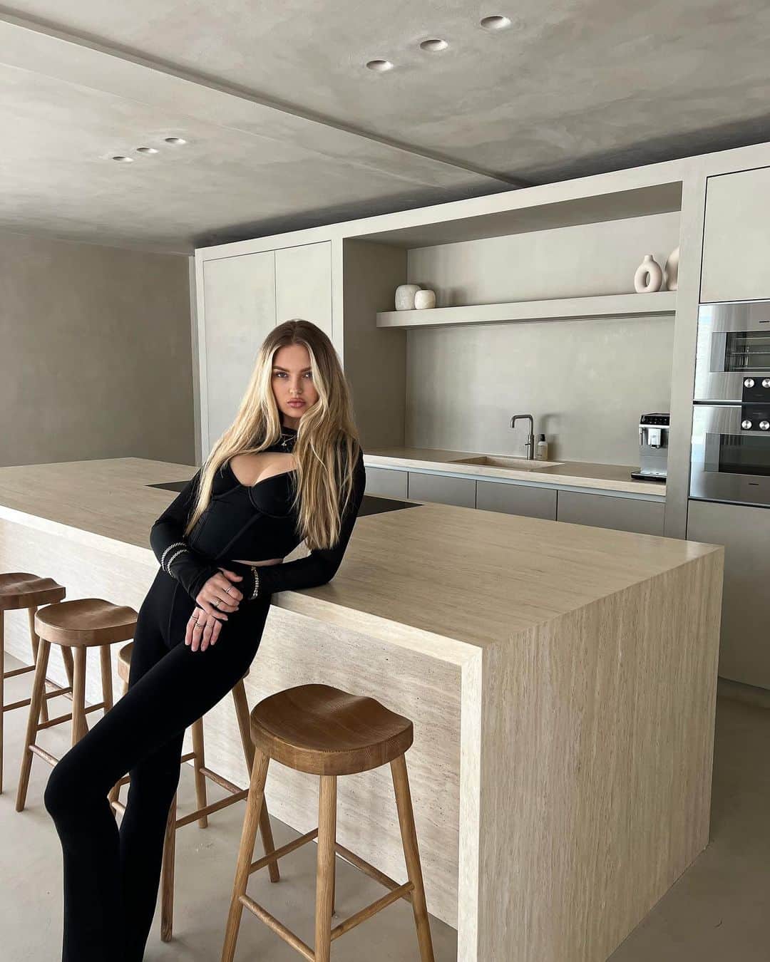 ロミー・ストリドのインスタグラム：「A little peek of our new home 👀 home tour coming soon!」