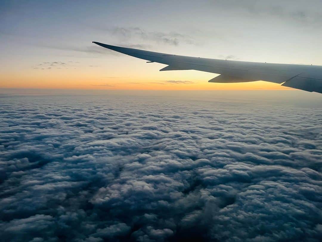 水口美香のインスタグラム：「沖縄上空は雲の絨毯でした #飛行機　#雲　#雲の上  #沖縄」