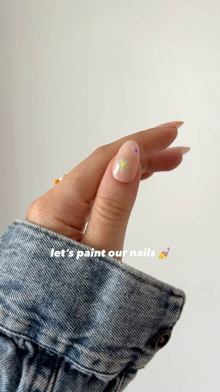 Soniaのインスタグラム：「Minimal Flowers🌺🌻🌸 - #easynails #summernails #nailvideo #nailtutorial #nailinspo #almondnails #minimalnails #flowernails」