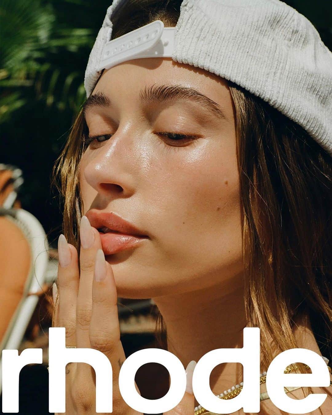 ハイレイ・ロード・ボールドウィンのインスタグラム：「@rhode is getting closer by the day… see you next month on rhodeskin.com ✨🤍」