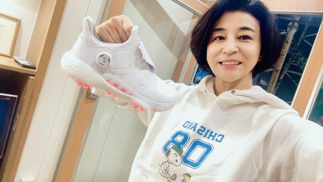 のインスタグラム：「新しいゴルフシューズ⛳️ 明日こそ頑張る！！！ 安くて美味しい店に連れて行ってもらいました。まだまだ知らない事多いです  12人のヴァイオリニストの「鬼の居ぬ間にコンサート」があります どんだけ伸び伸びやってんだよ〜って言うのを確認して来てください 報告待ってます！！  #アディダスゴルフ  #ツアー360」