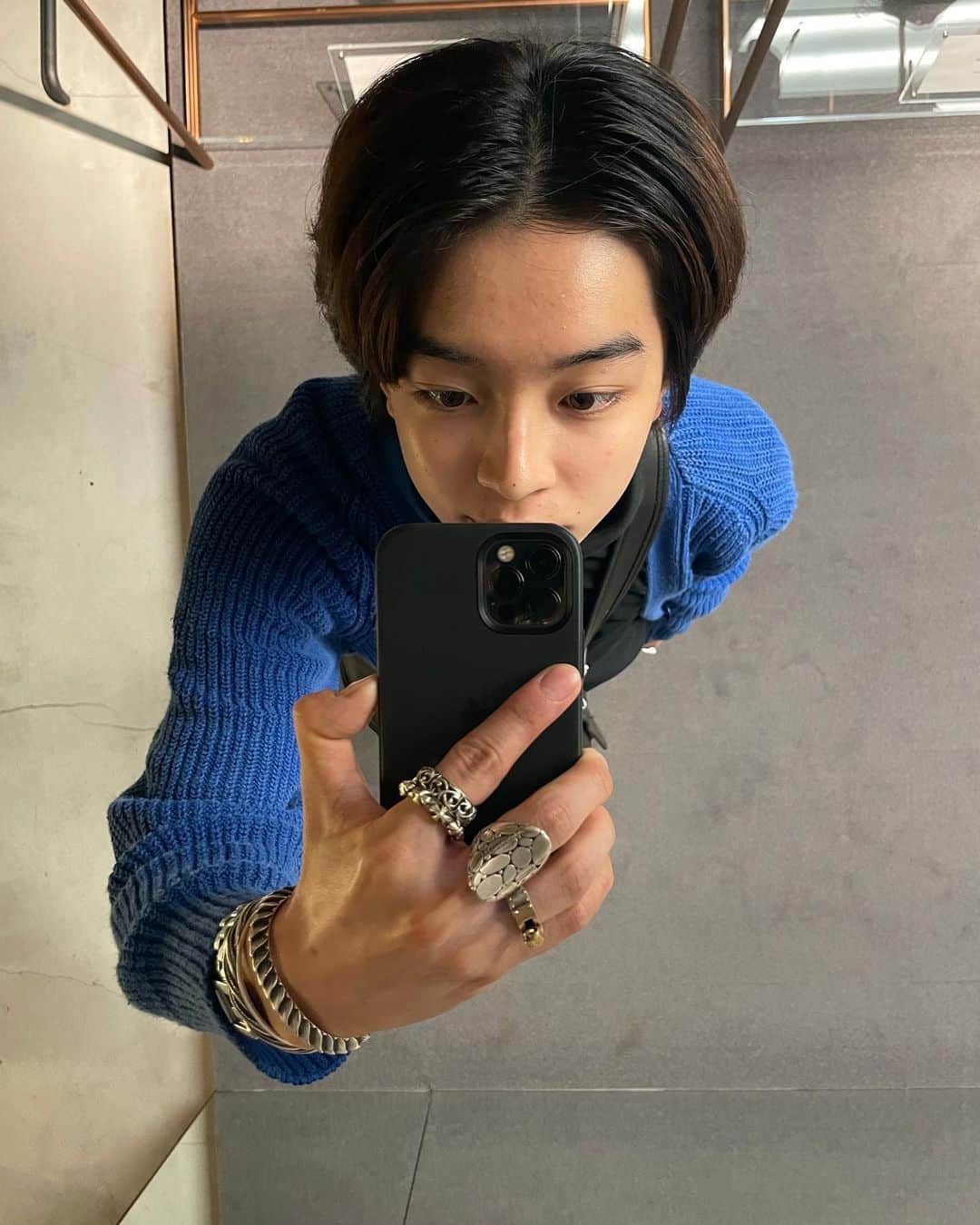 YOSHI（よし）のインスタグラム：「Today my friend told me said トラウマはね、そのトラウマを作った人しか、そのトラウマは、消せ無いんだってさ...🗣☄️」