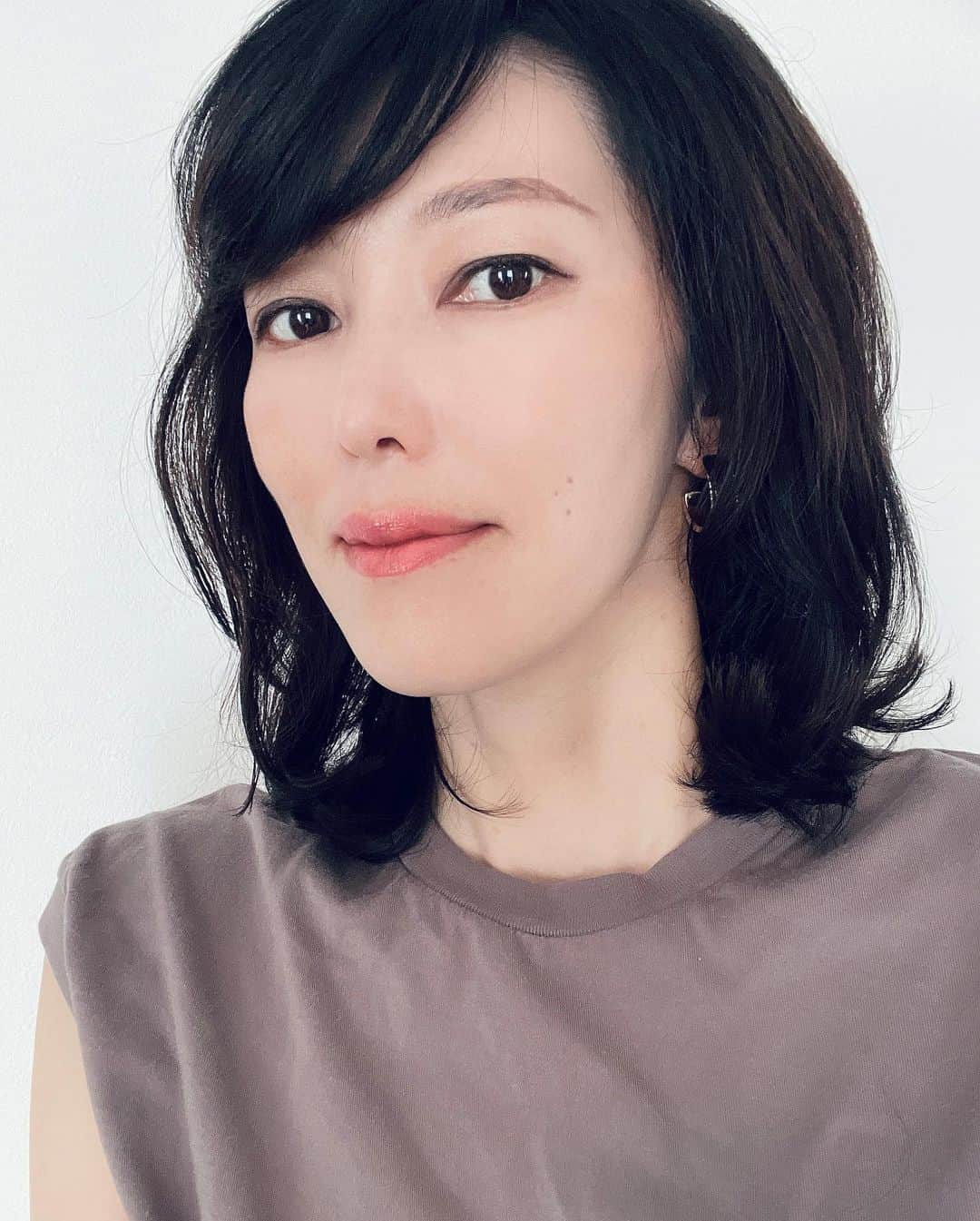 清水春名のインスタグラム：「清水春名です。 この時期（梅雨前）になると、なぜか毎年髪を切りたくなって、クセ毛の私は湿気でスタイリングに四苦八苦するのは目に見えているのに、あえて毛先がはねるヘアスタイルを選んでしまいます笑。好きなんだもん笑笑。どうかな。 レイヤー入れたひし形ボブ。最近はウルフと呼ばれるスタイルらしい。色も少し明るくしてみたいな。  #ウルフカット #ウルフボブ #ヘアスタイル #ミディアムヘア #そとはねボブ #アラフィフヘアスタイル #tシャツよれよれw」