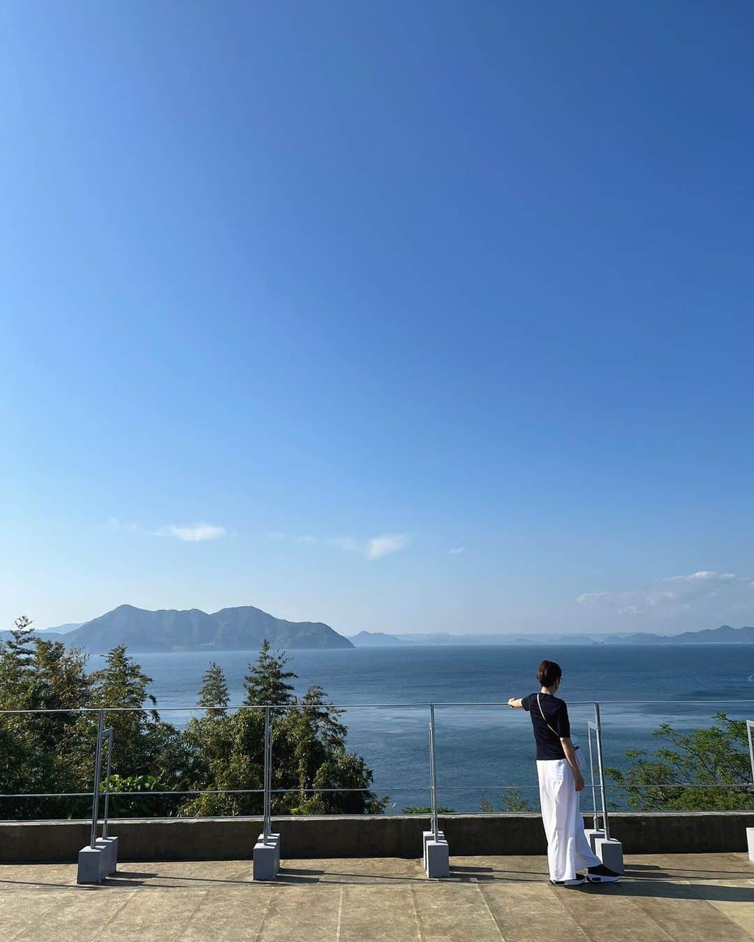 徳永有美さんのインスタグラム写真 - (徳永有美Instagram)「おはようございます。 朝からくっきり青空でいいお天気ですごく気持ちいい。 今日もがんばろー。  #綺麗な海を思い出して #今日はAbemaだよ #玉城絵美さん #琉球大工学部 #ボディシェアリング」5月18日 7時05分 - yumi_tokunaga.official